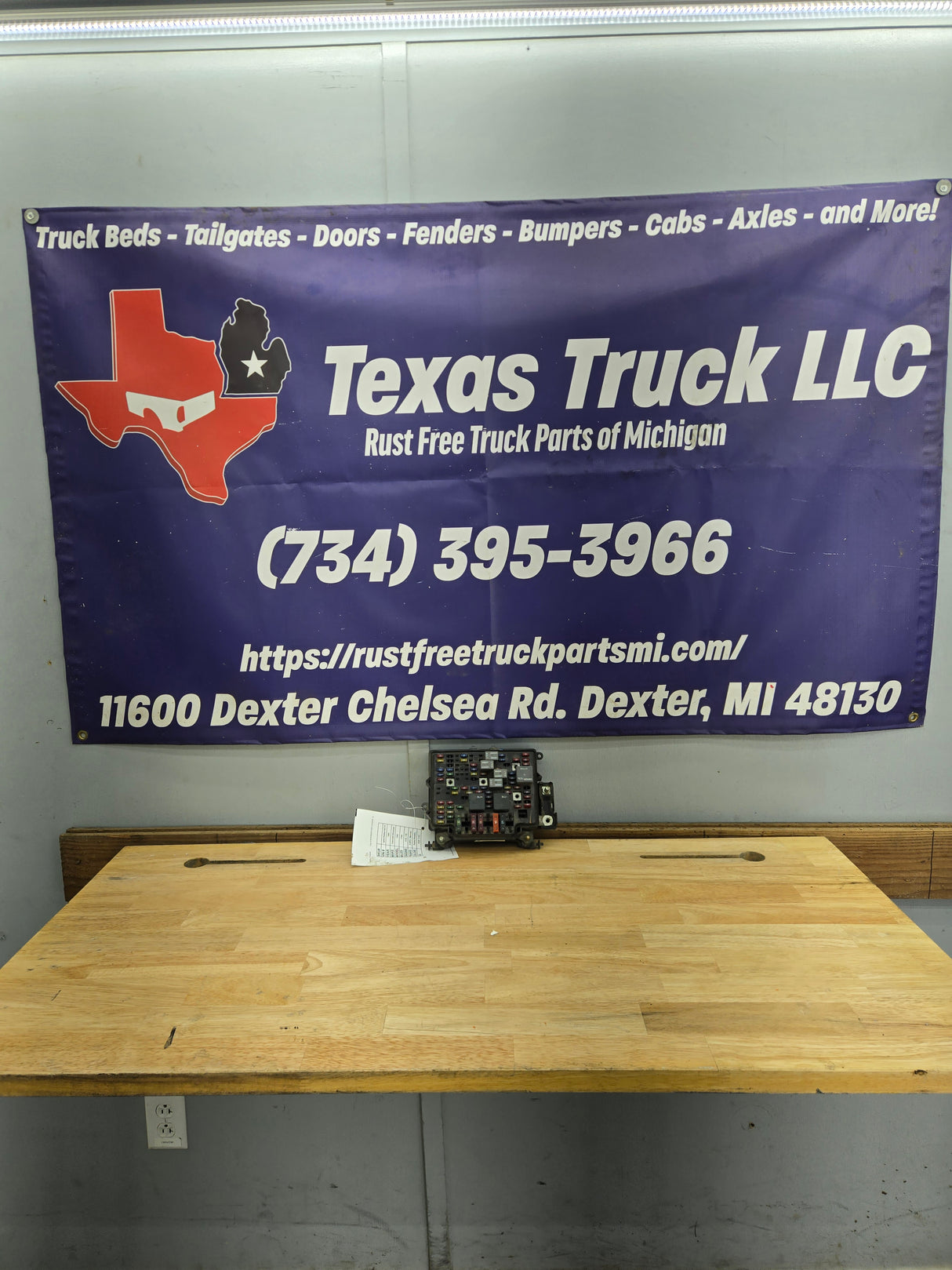 1999-2002 Chevrolet Silverado / GMC Sierra 1500 Engine Bay Fuse Box
