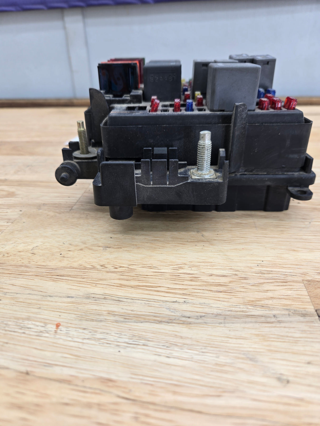 1999-2002 Chevrolet Silverado / GMC Sierra 1500 Engine Bay Fuse Box
