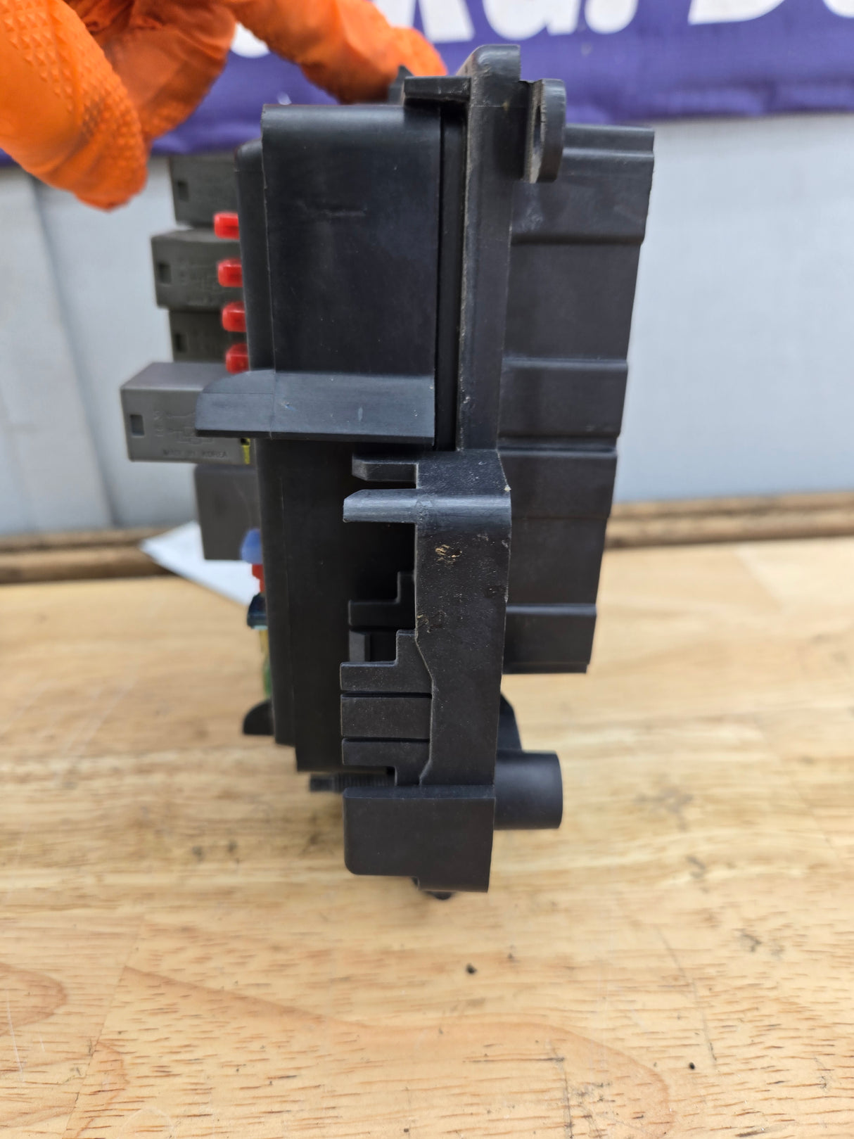 2003-2006 Chevrolet Silverado / GMC Sierra 1500 Engine Bay Fuse Box