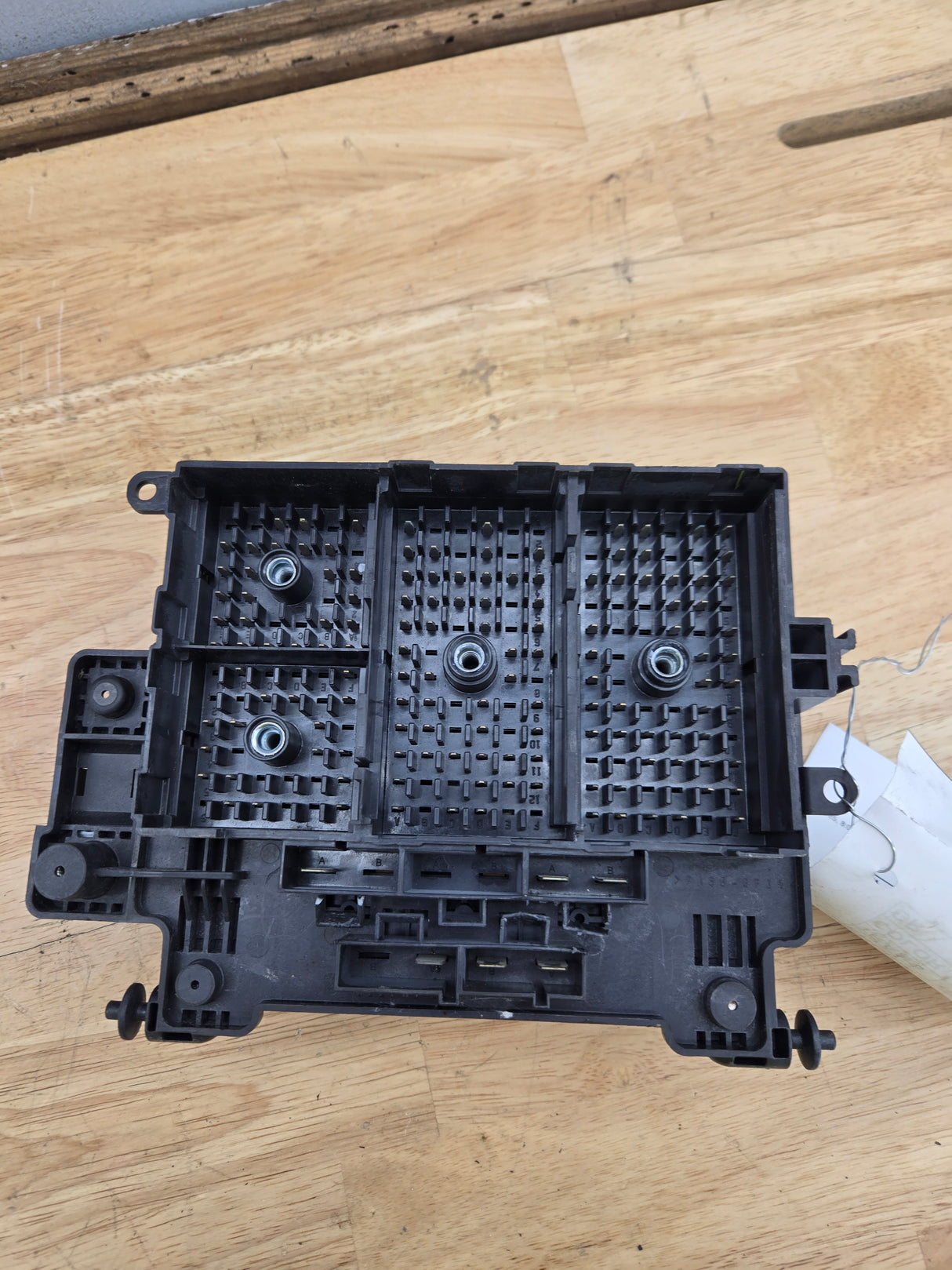 2003-2006 Chevrolet Silverado / GMC Sierra 1500 Engine Bay Fuse Box
