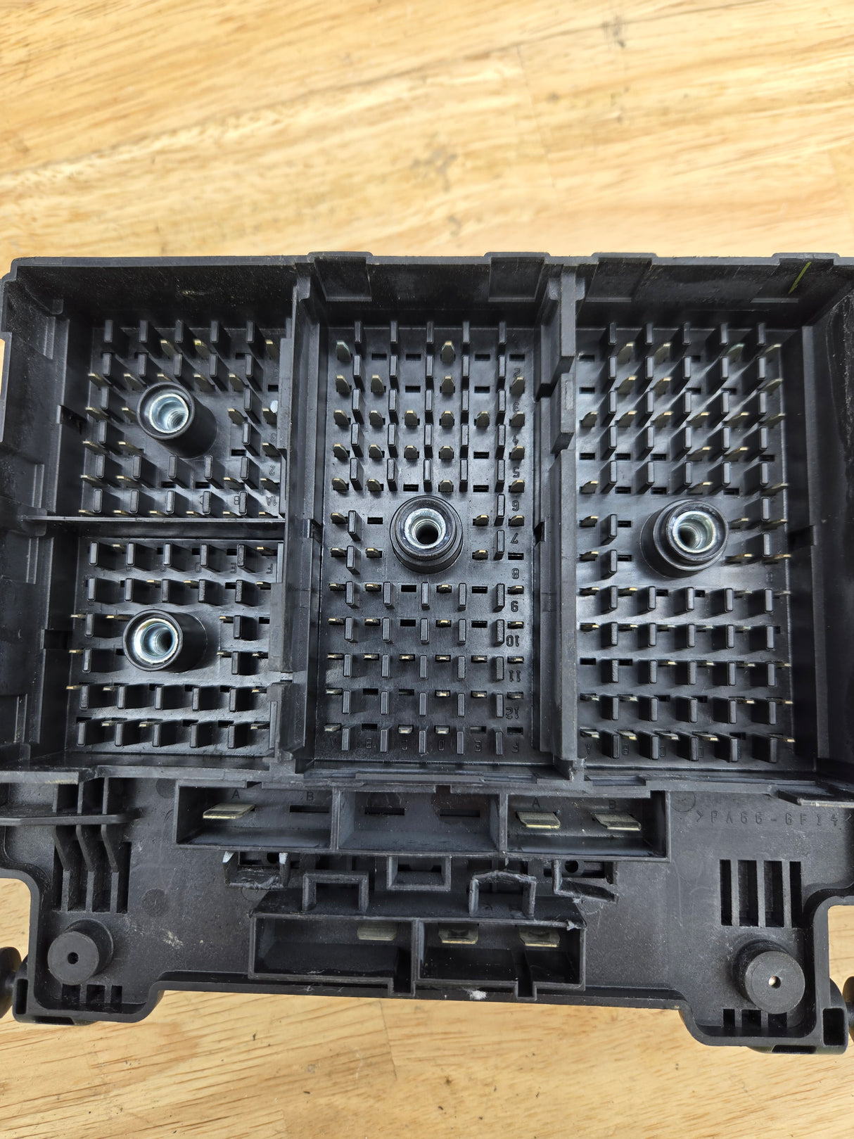 2003-2006 Chevrolet Silverado / GMC Sierra 1500 Engine Bay Fuse Box
