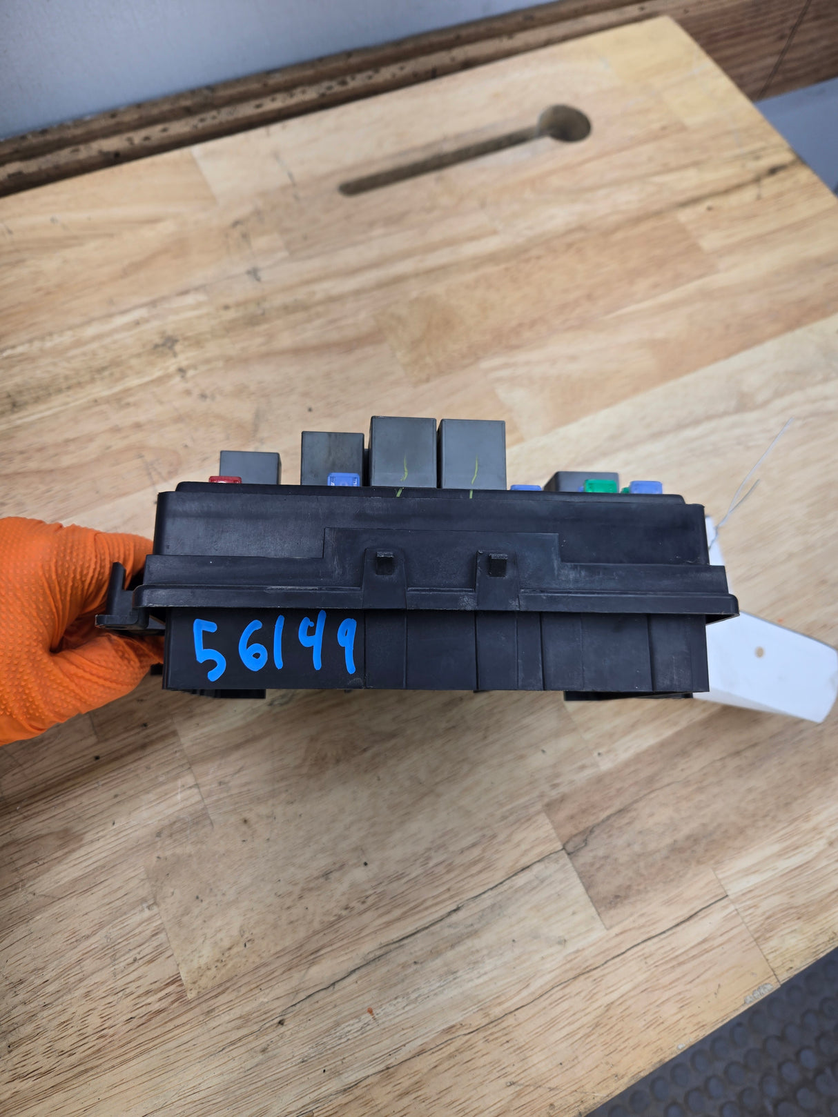 2003-2006 Chevrolet Silverado / GMC Sierra 1500 Engine Bay Fuse Box