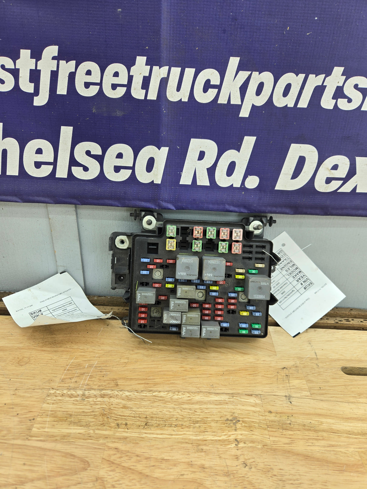 2003-2006 Chevrolet Silverado / GMC Sierra 2500 Engine Bay Fuse Box