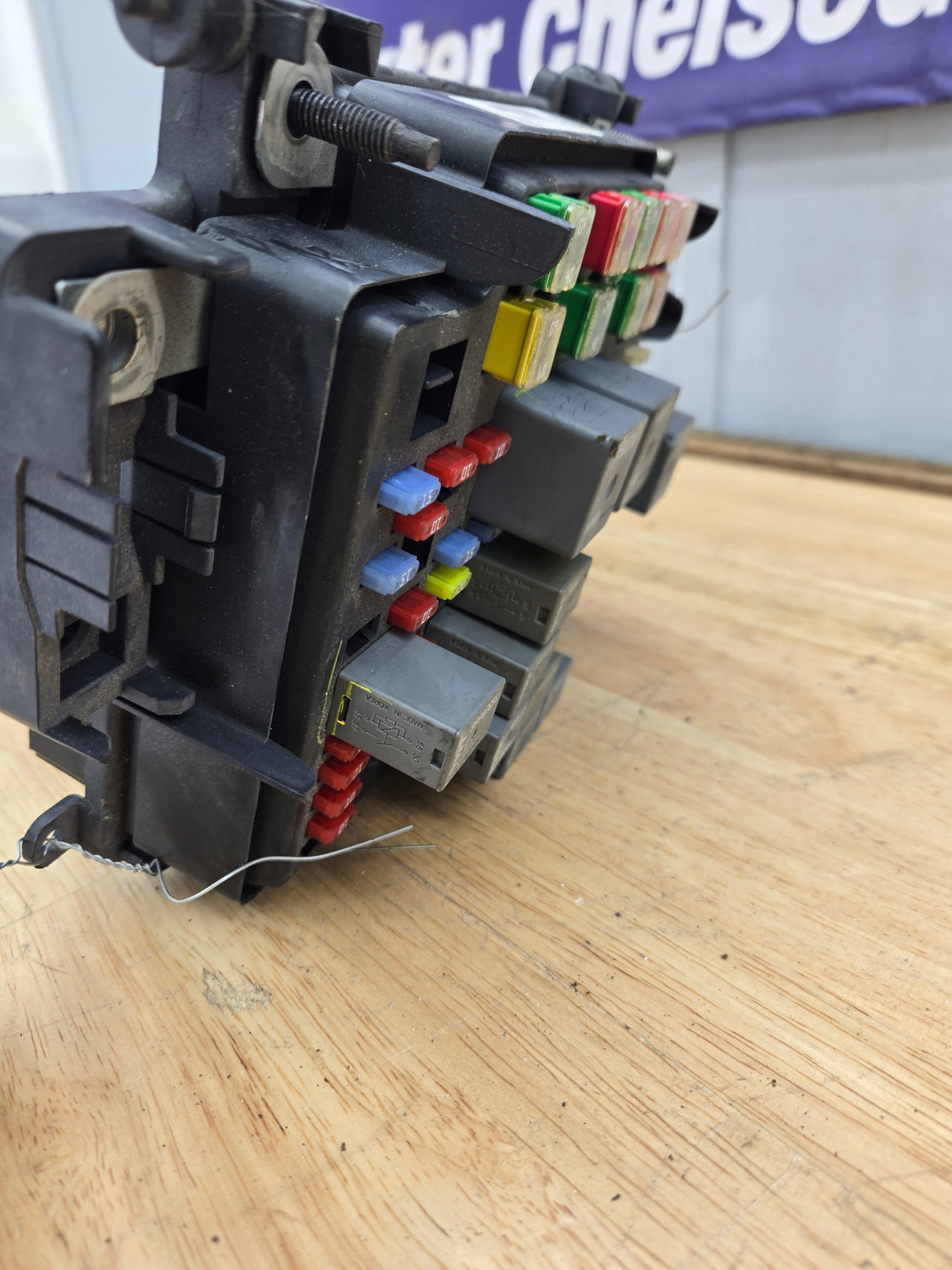 2003-2006 Chevrolet Silverado / GMC Sierra 2500 Engine Bay Fuse Box