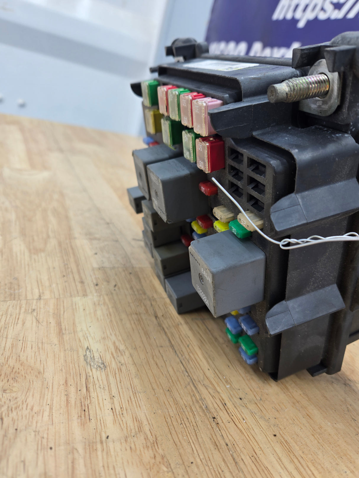 2003-2006 Chevrolet Silverado / GMC Sierra 2500 Engine Bay Fuse Box