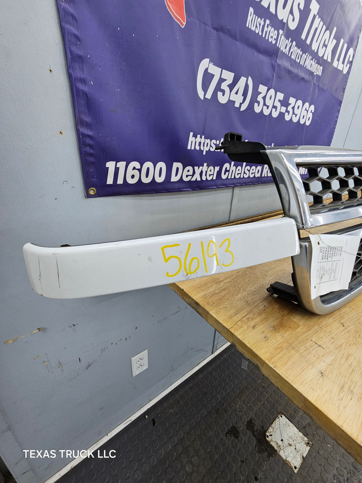 2003-2006 Chevrolet Silverado 2500 3500 'Cateye' HD Grill OEM - Summit White