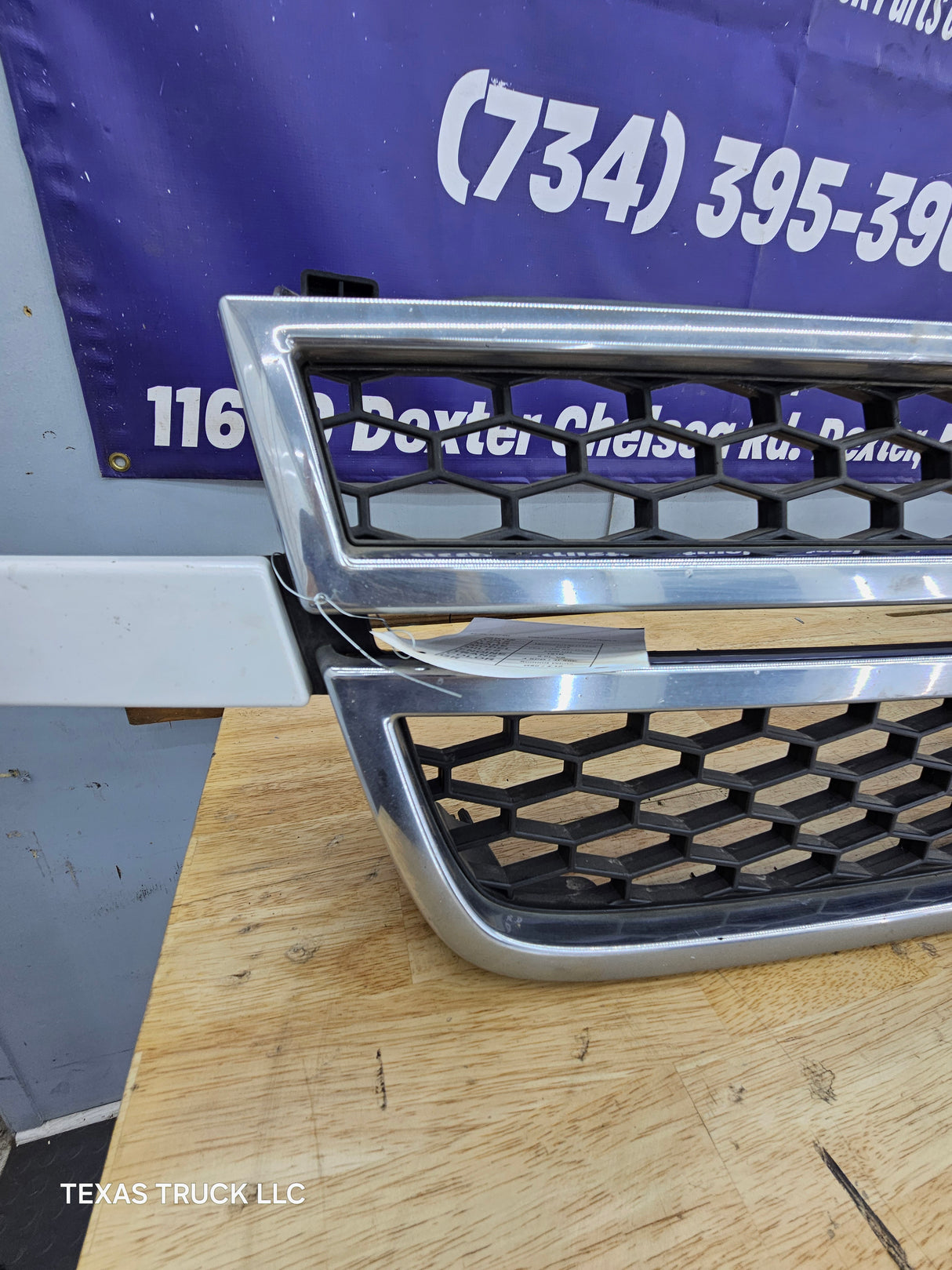 2003-2006 Chevrolet Silverado 2500 3500 'Cateye' HD Grill OEM - Summit White