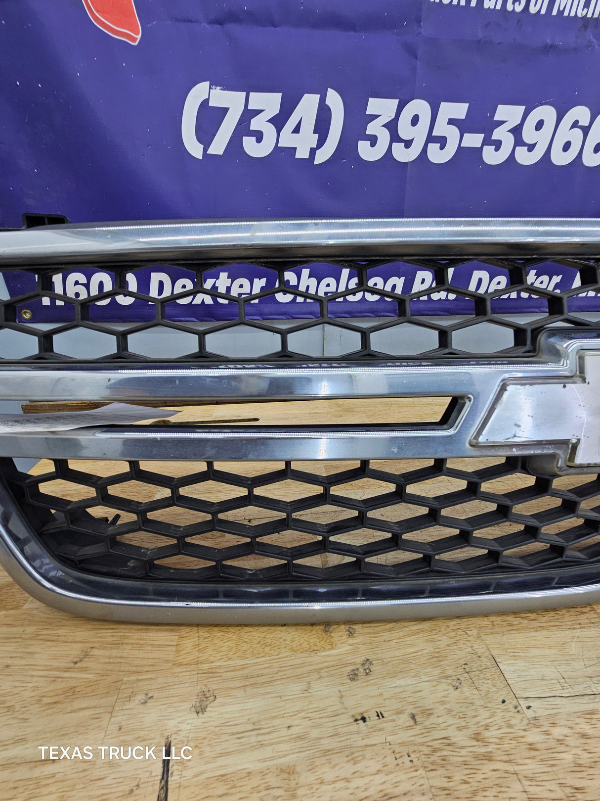 2003-2006 Chevrolet Silverado 2500 3500 'Cateye' HD Grill OEM - Summit White