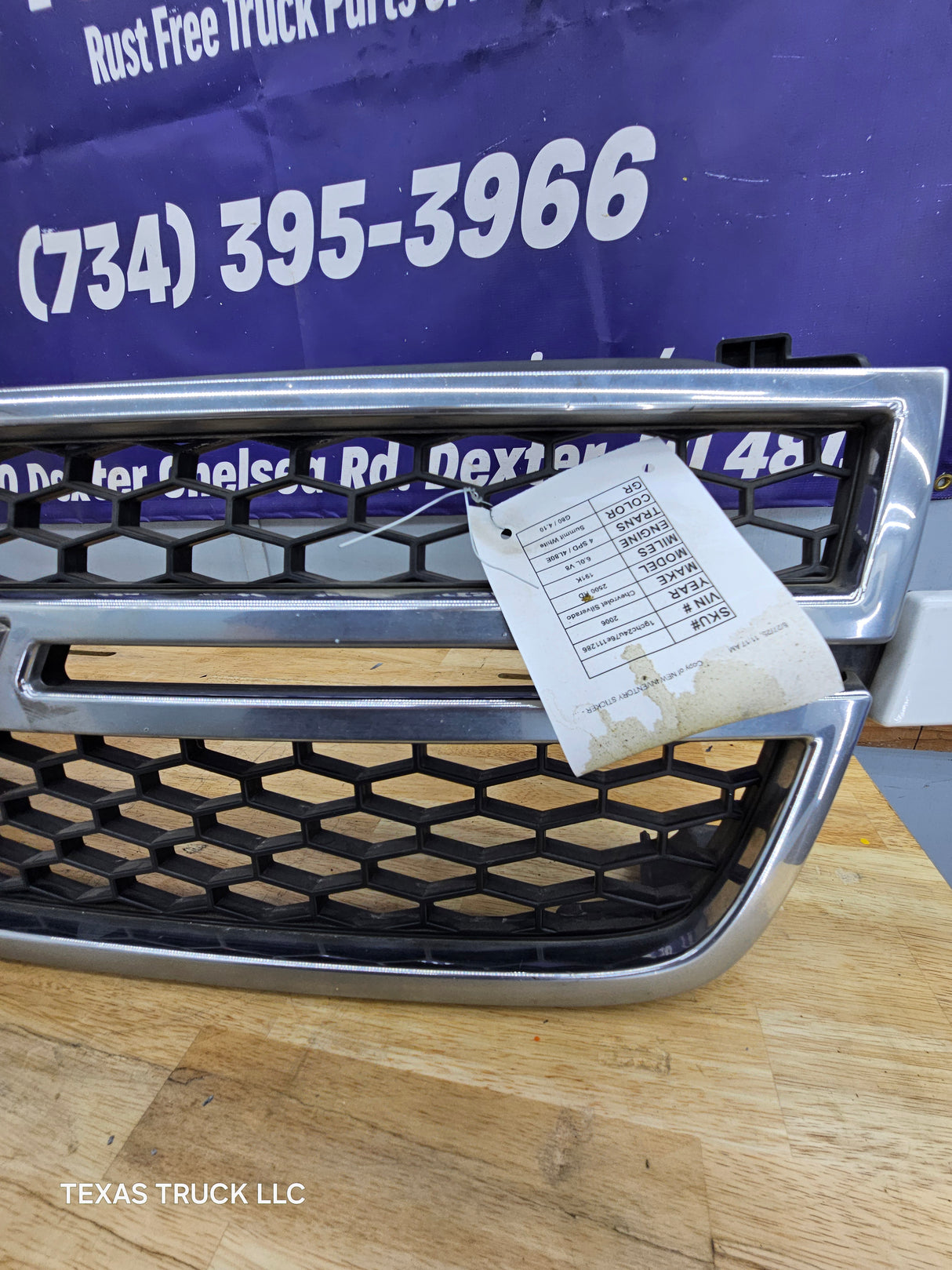 2003-2006 Chevrolet Silverado 2500 3500 'Cateye' HD Grill OEM - Summit White