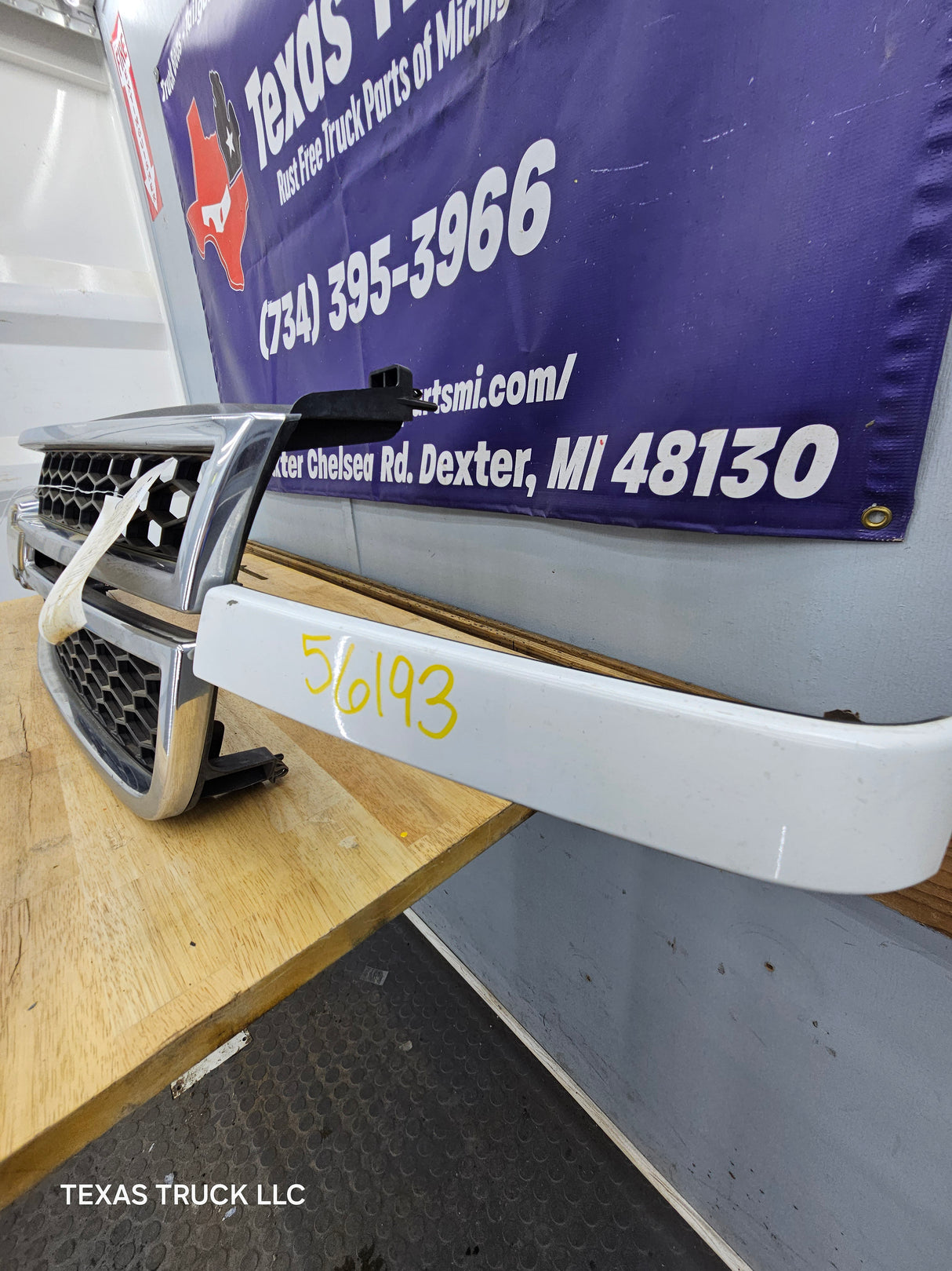 2003-2006 Chevrolet Silverado 2500 3500 'Cateye' HD Grill OEM - Summit White