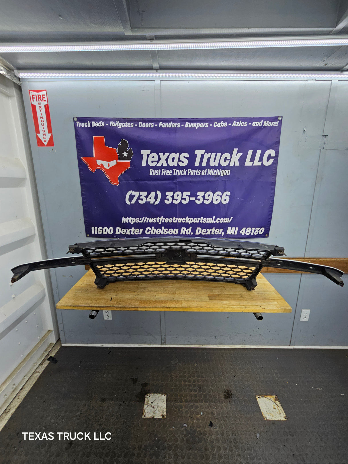 2003-2006 Chevrolet Silverado 2500 3500 'Cateye' HD Grill OEM - Summit White