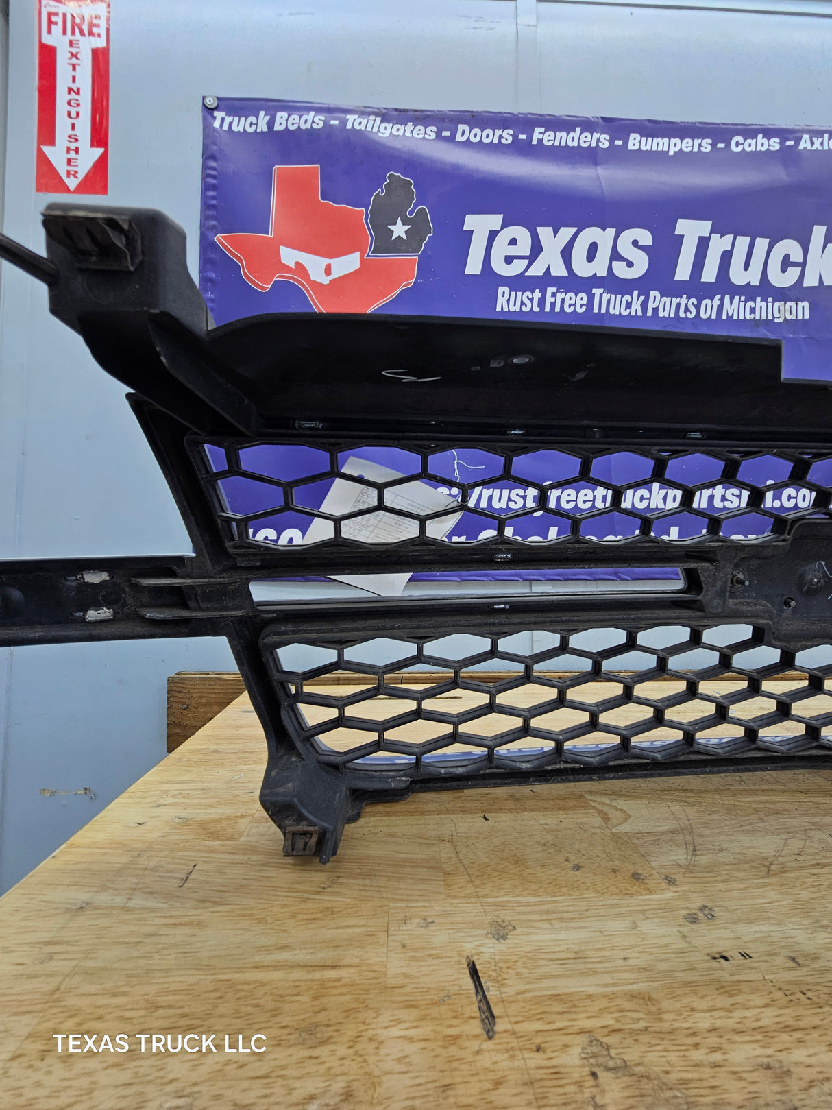2003-2006 Chevrolet Silverado 2500 3500 'Cateye' HD Grill OEM - Summit White