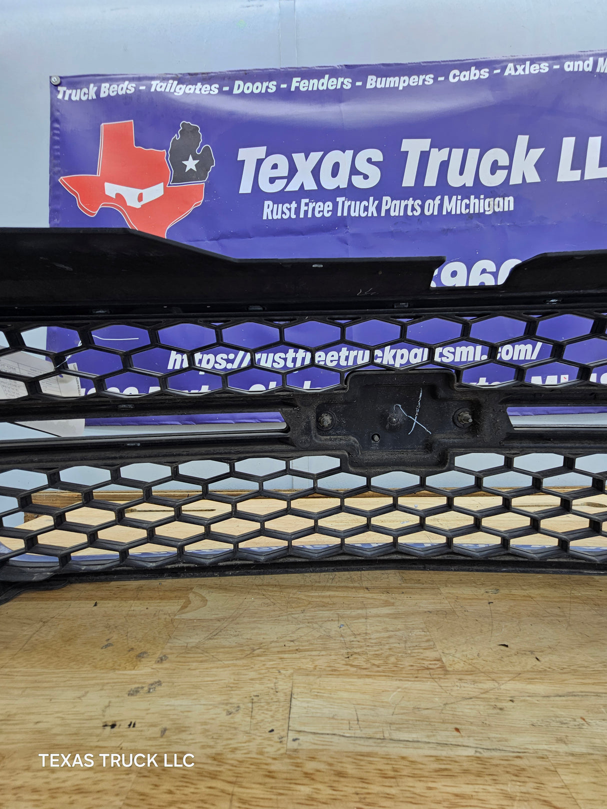 2003-2006 Chevrolet Silverado 2500 3500 'Cateye' HD Grill OEM - Summit White