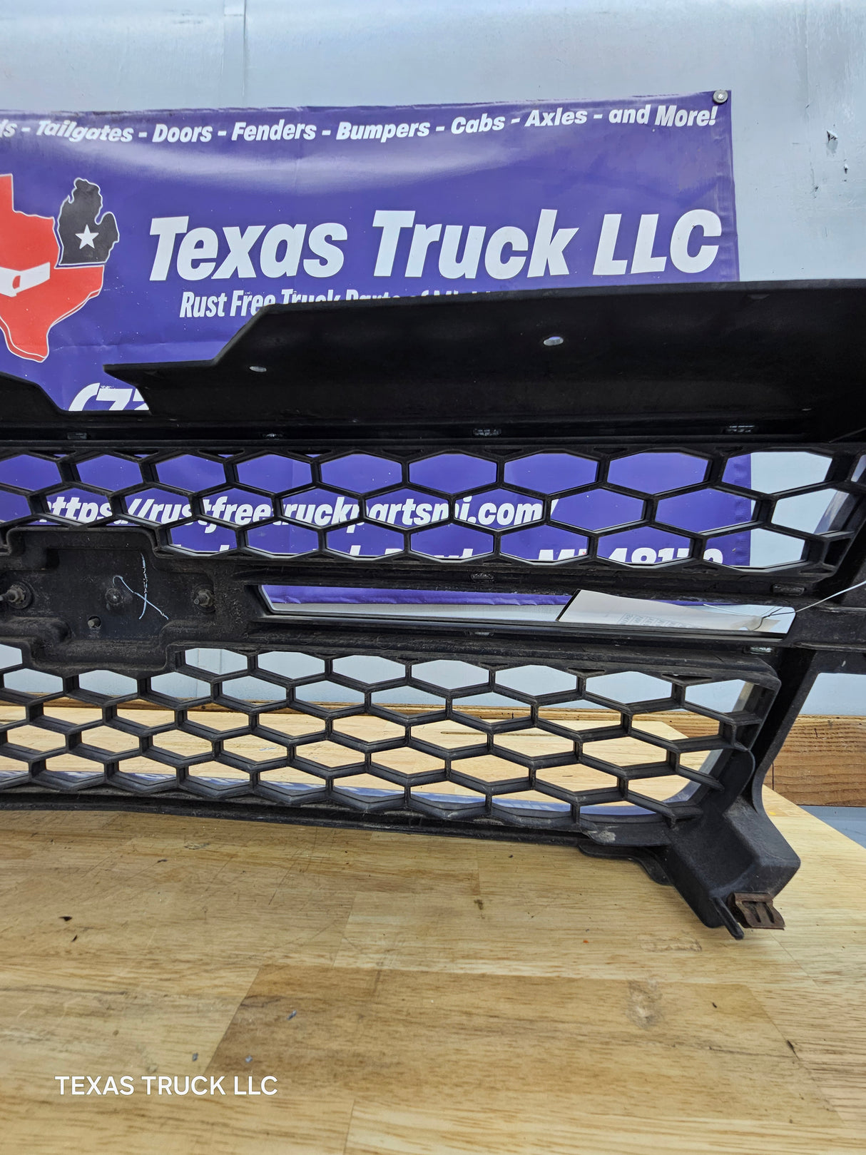 2003-2006 Chevrolet Silverado 2500 3500 'Cateye' HD Grill OEM - Summit White