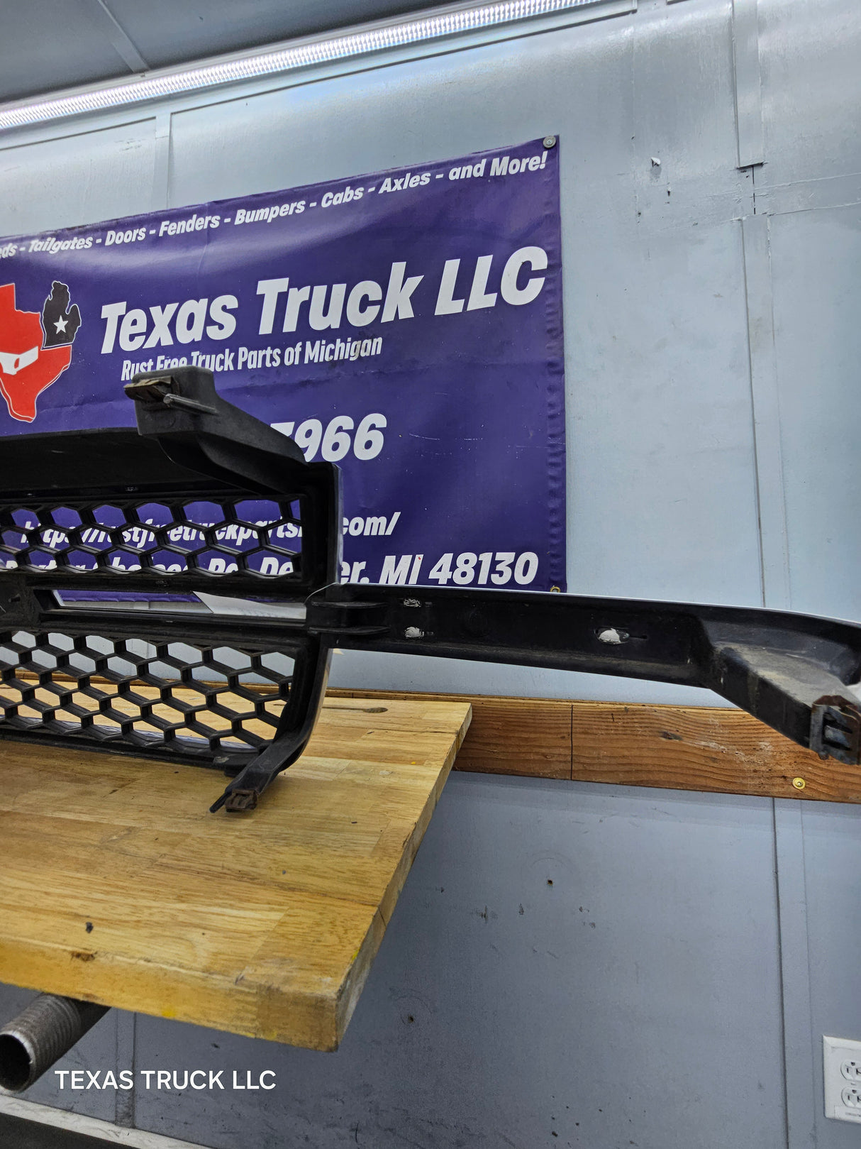 2003-2006 Chevrolet Silverado 2500 3500 'Cateye' HD Grill OEM - Summit White