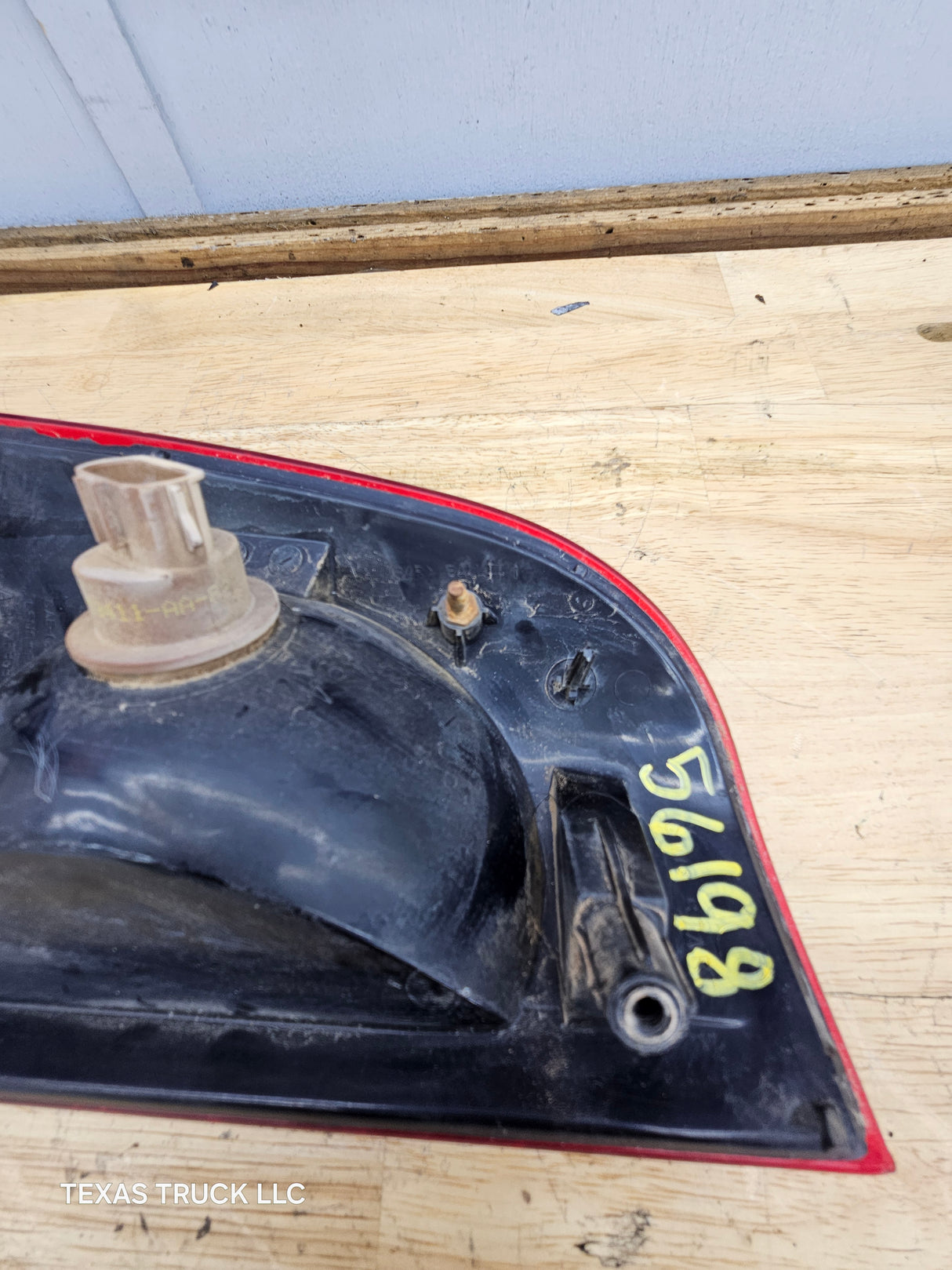 1999-2007 Ford Super Duty F250 F350 F450 F550 RH Passenger Side Tail Light