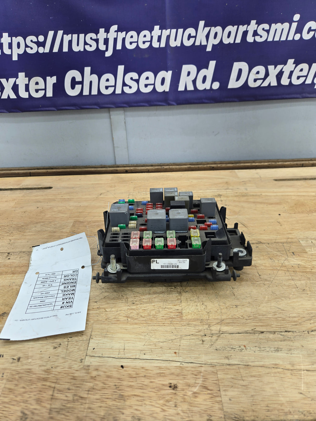 2003-2006 Chevrolet Silverado / GMC Sierra 1500 Engine Bay Fuse Box