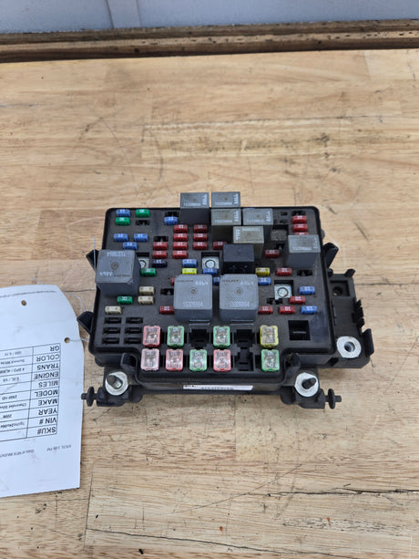 2003-2006 Chevrolet Silverado / GMC Sierra 1500 Engine Bay Fuse Box