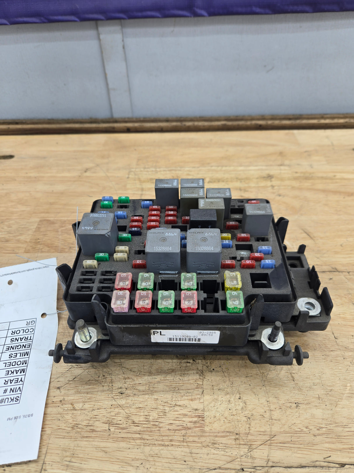 2003-2006 Chevrolet Silverado / GMC Sierra 1500 Engine Bay Fuse Box