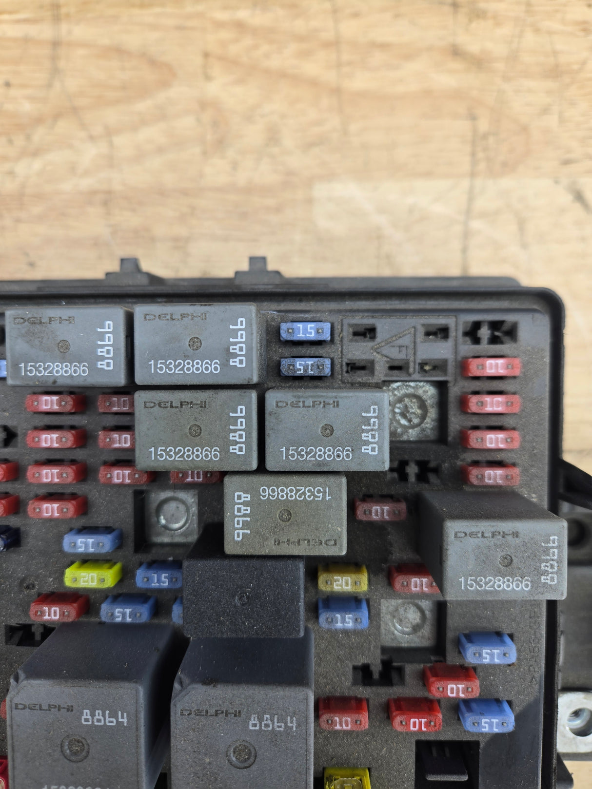 2003-2006 Chevrolet Silverado / GMC Sierra 1500 Engine Bay Fuse Box
