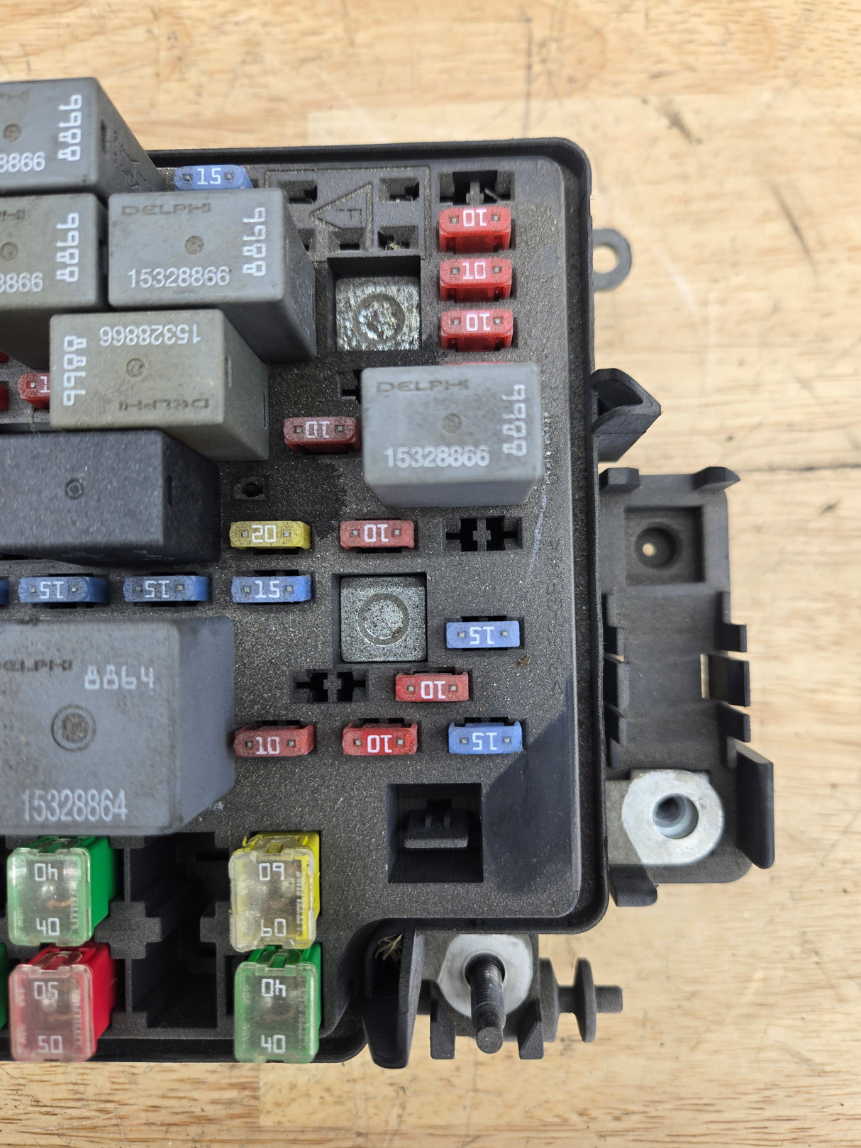 2003-2006 Chevrolet Silverado / GMC Sierra 1500 Engine Bay Fuse Box