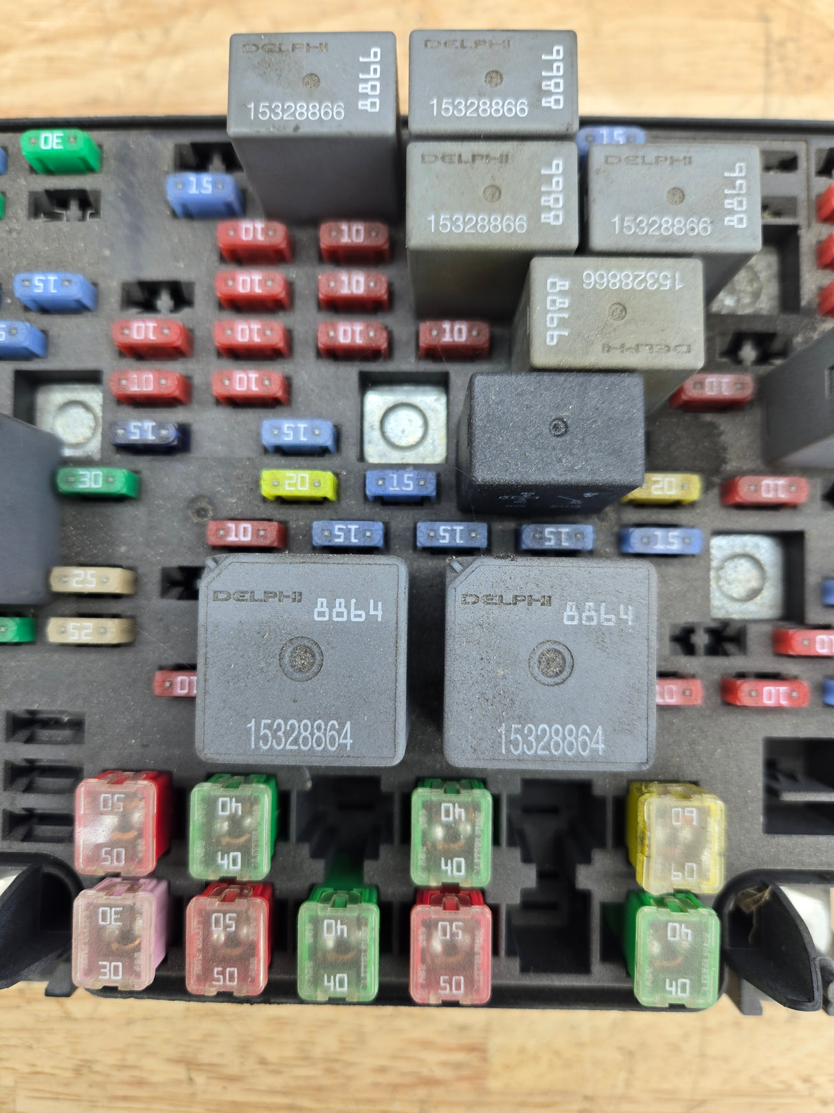 2003-2006 Chevrolet Silverado / GMC Sierra 1500 Engine Bay Fuse Box