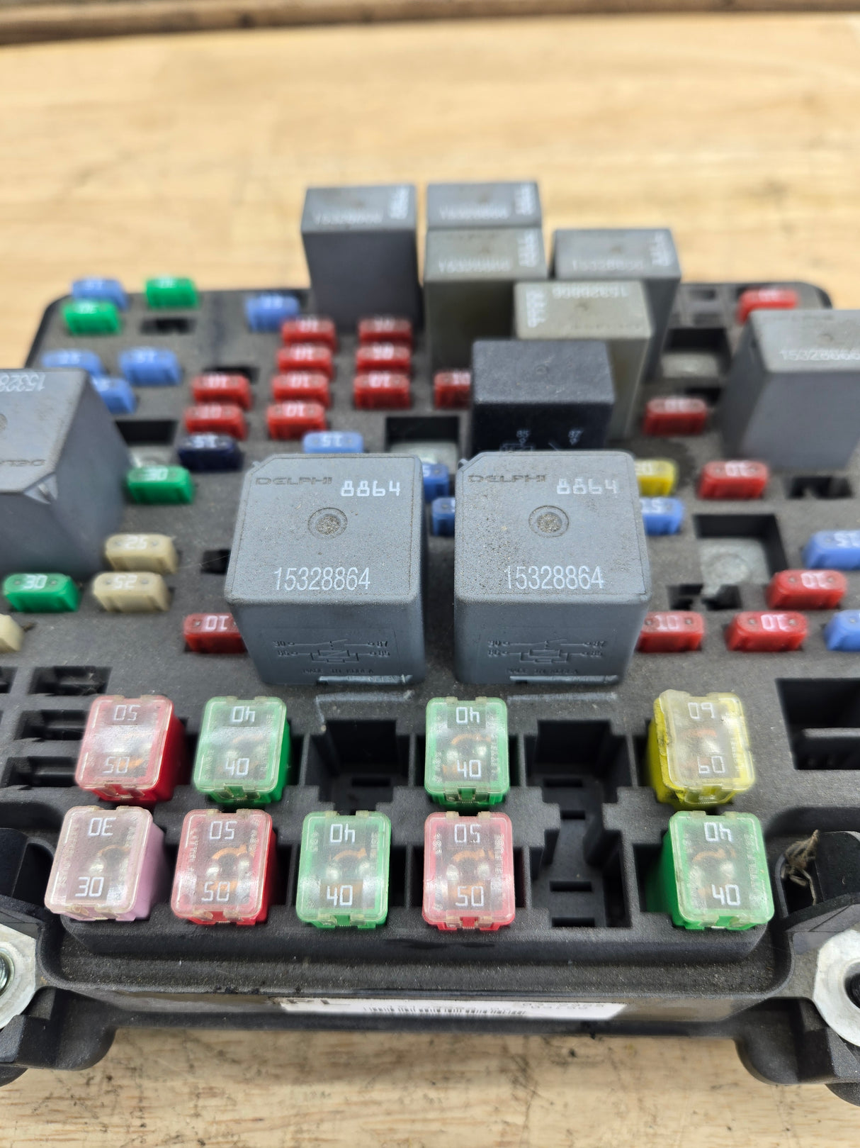 2003-2006 Chevrolet Silverado / GMC Sierra 1500 Engine Bay Fuse Box