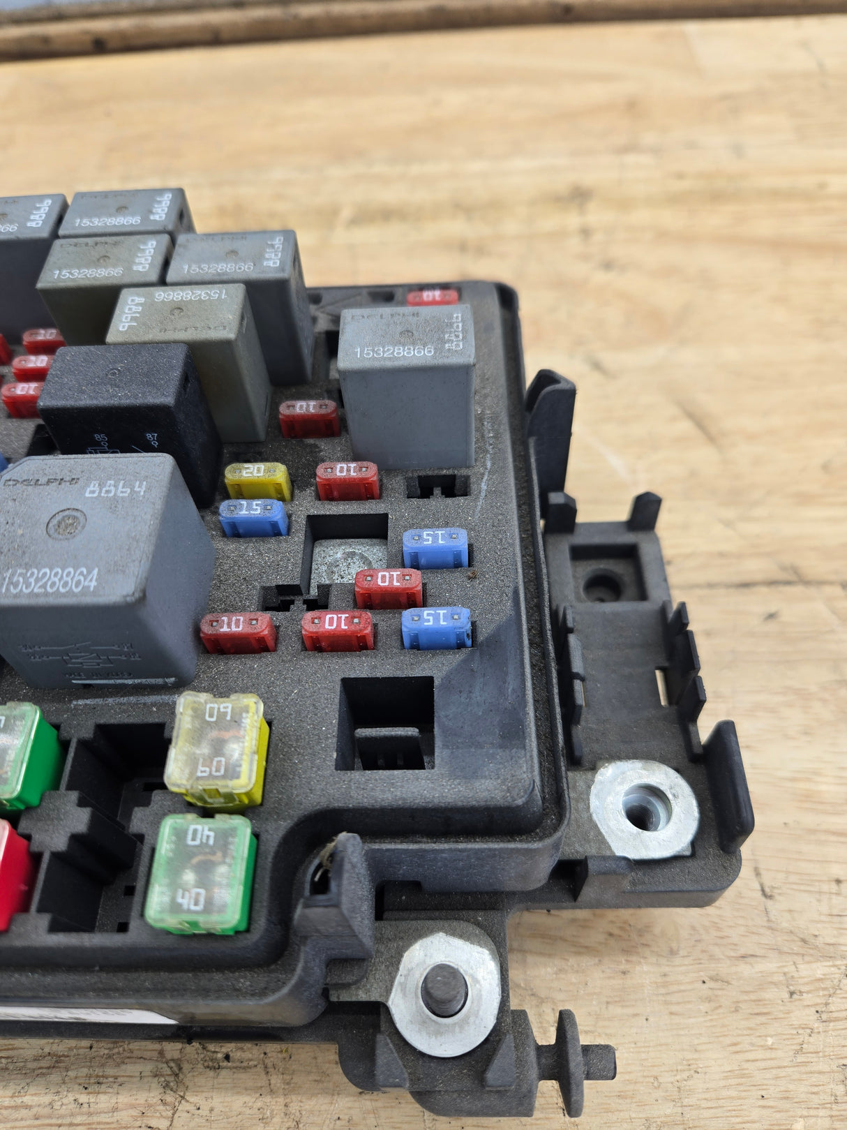 2003-2006 Chevrolet Silverado / GMC Sierra 1500 Engine Bay Fuse Box