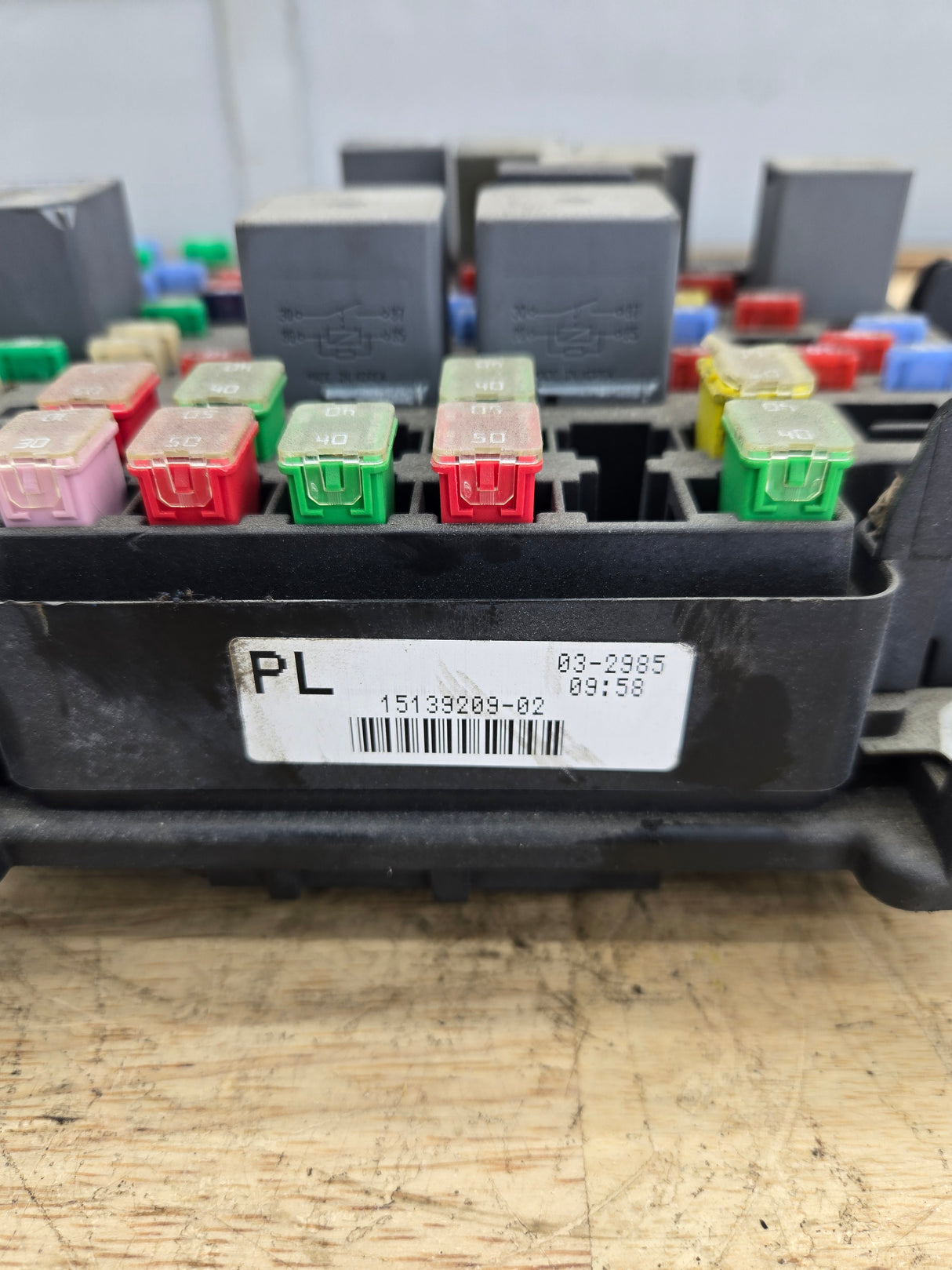2003-2006 Chevrolet Silverado / GMC Sierra 1500 Engine Bay Fuse Box