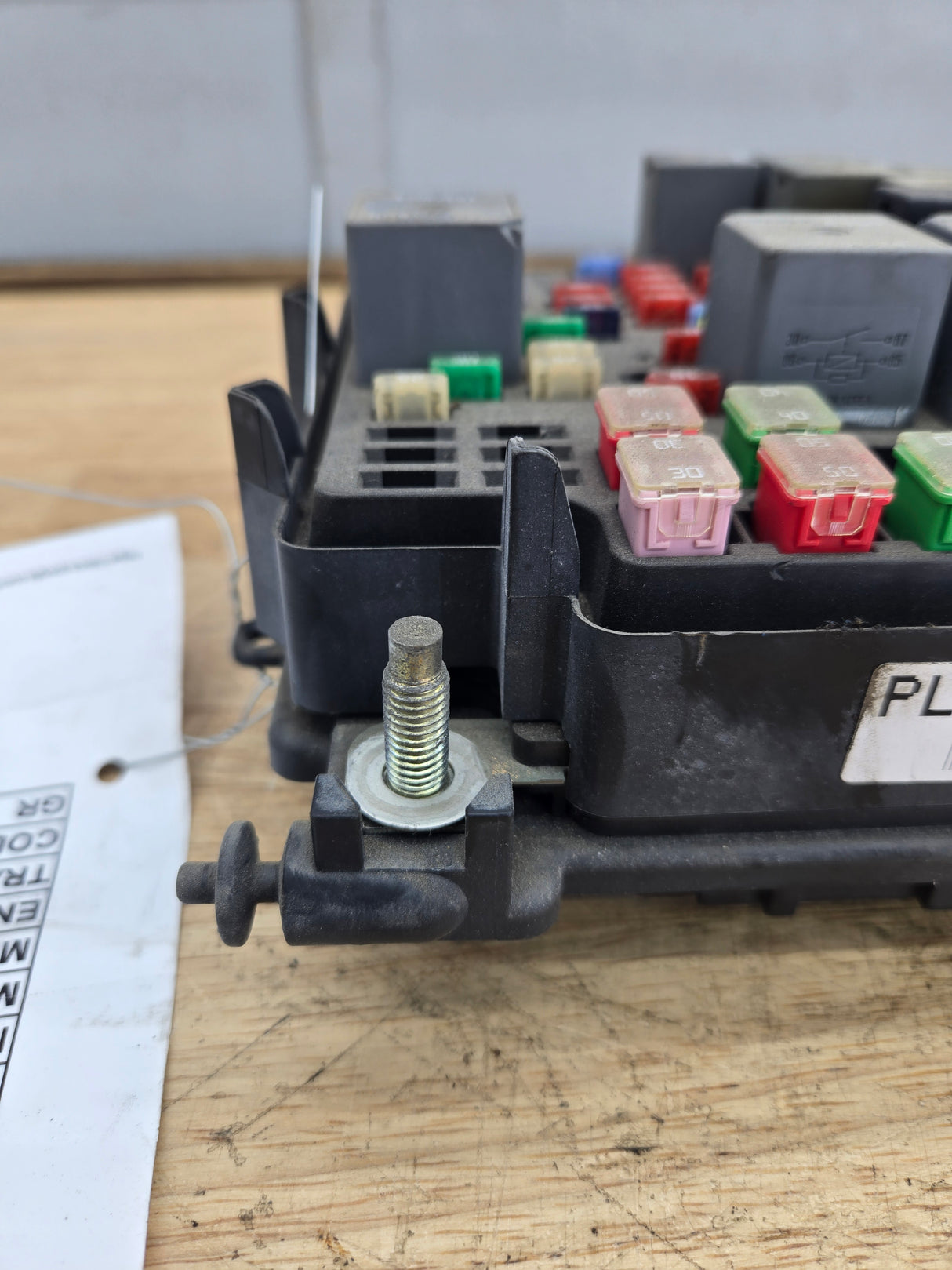 2003-2006 Chevrolet Silverado / GMC Sierra 1500 Engine Bay Fuse Box