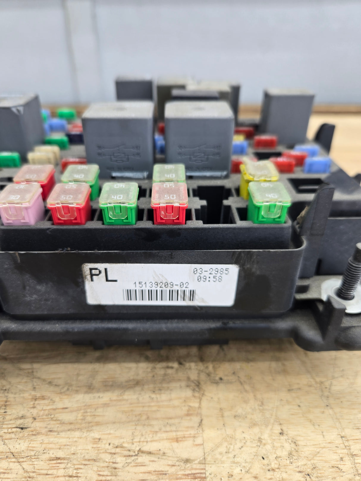 2003-2006 Chevrolet Silverado / GMC Sierra 1500 Engine Bay Fuse Box