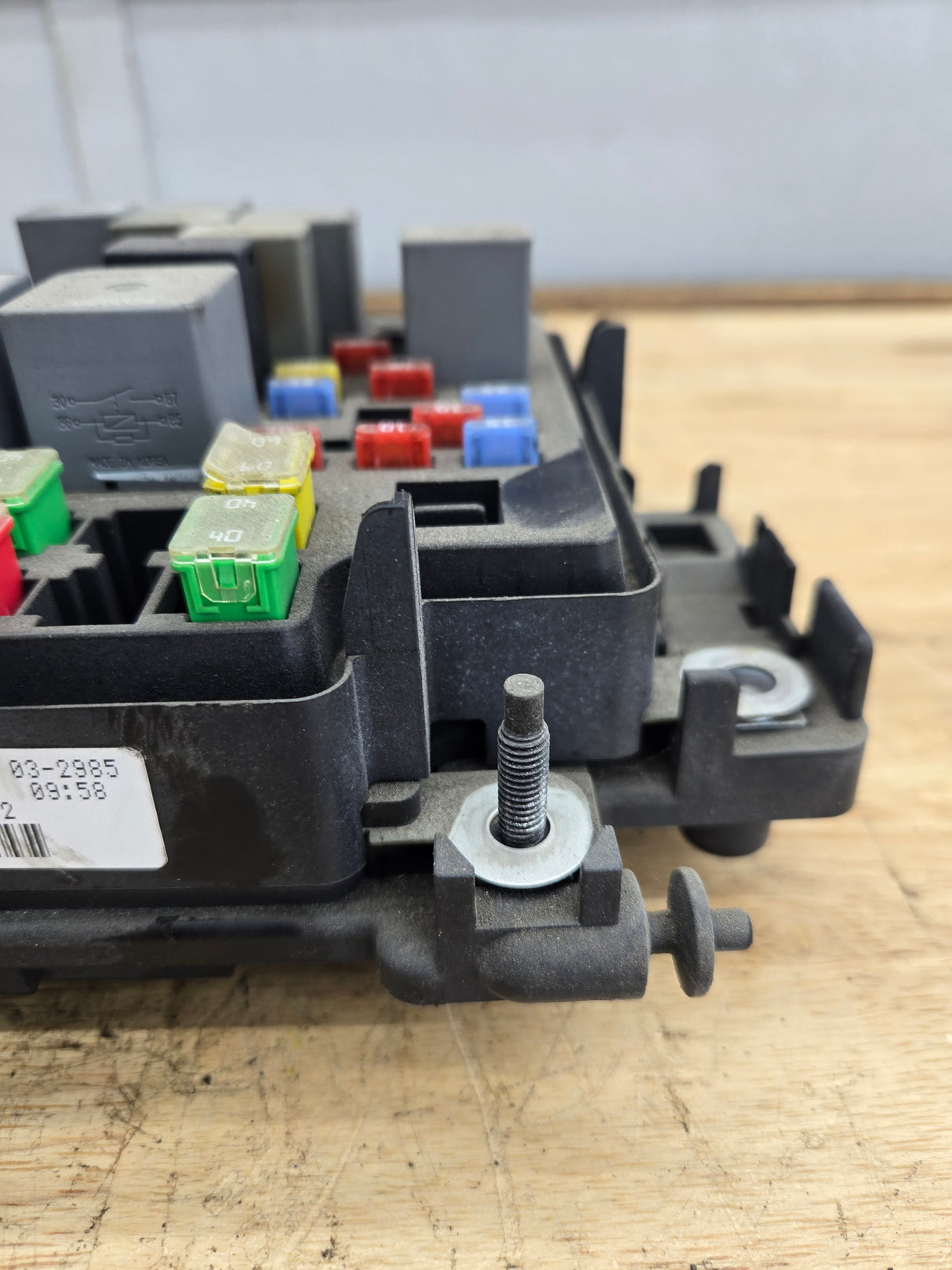 2003-2006 Chevrolet Silverado / GMC Sierra 1500 Engine Bay Fuse Box