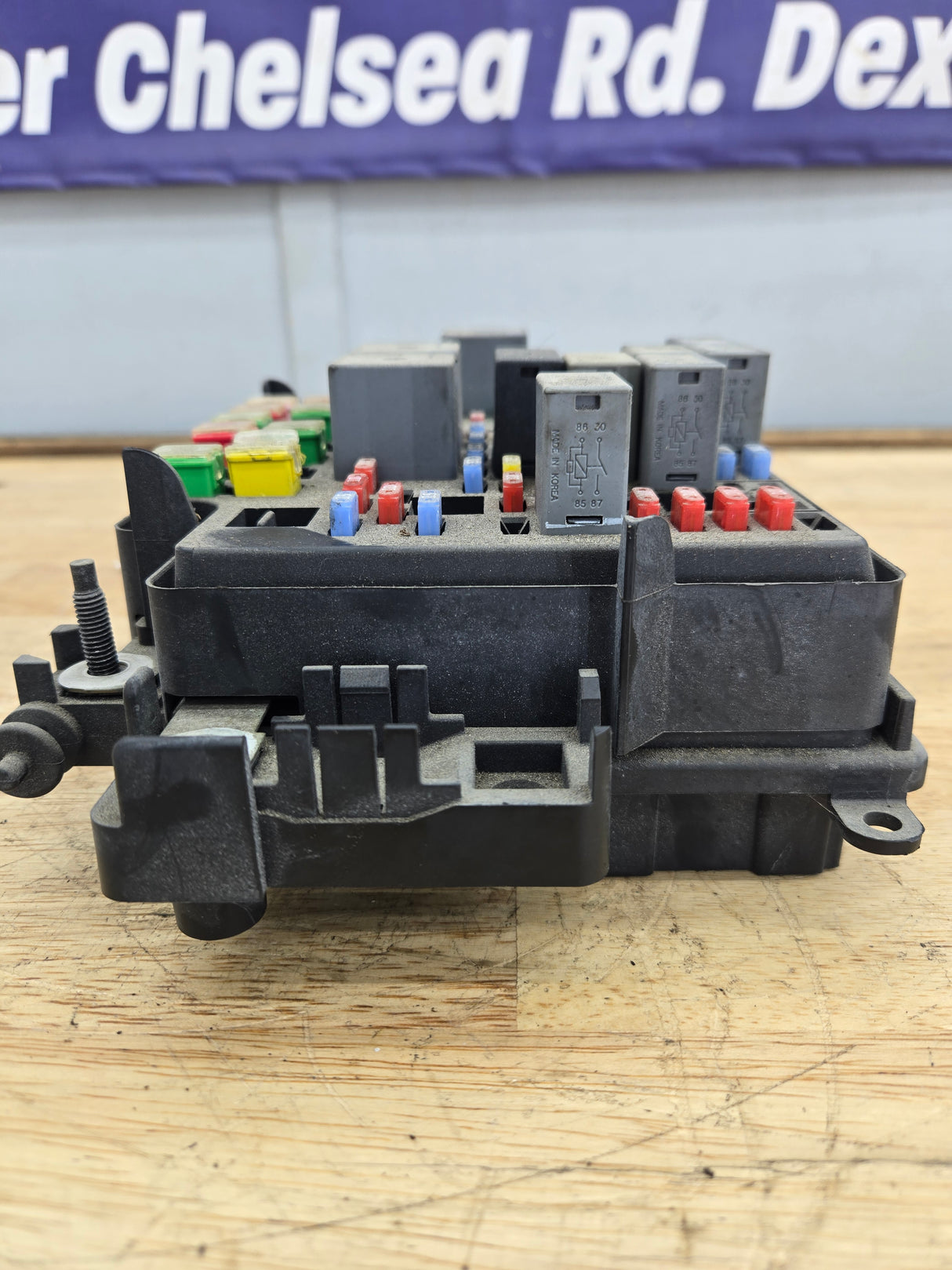 2003-2006 Chevrolet Silverado / GMC Sierra 1500 Engine Bay Fuse Box