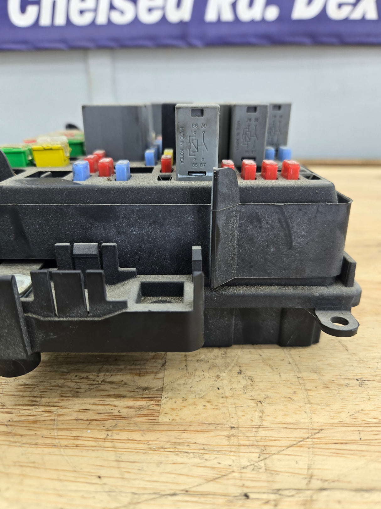 2003-2006 Chevrolet Silverado / GMC Sierra 1500 Engine Bay Fuse Box