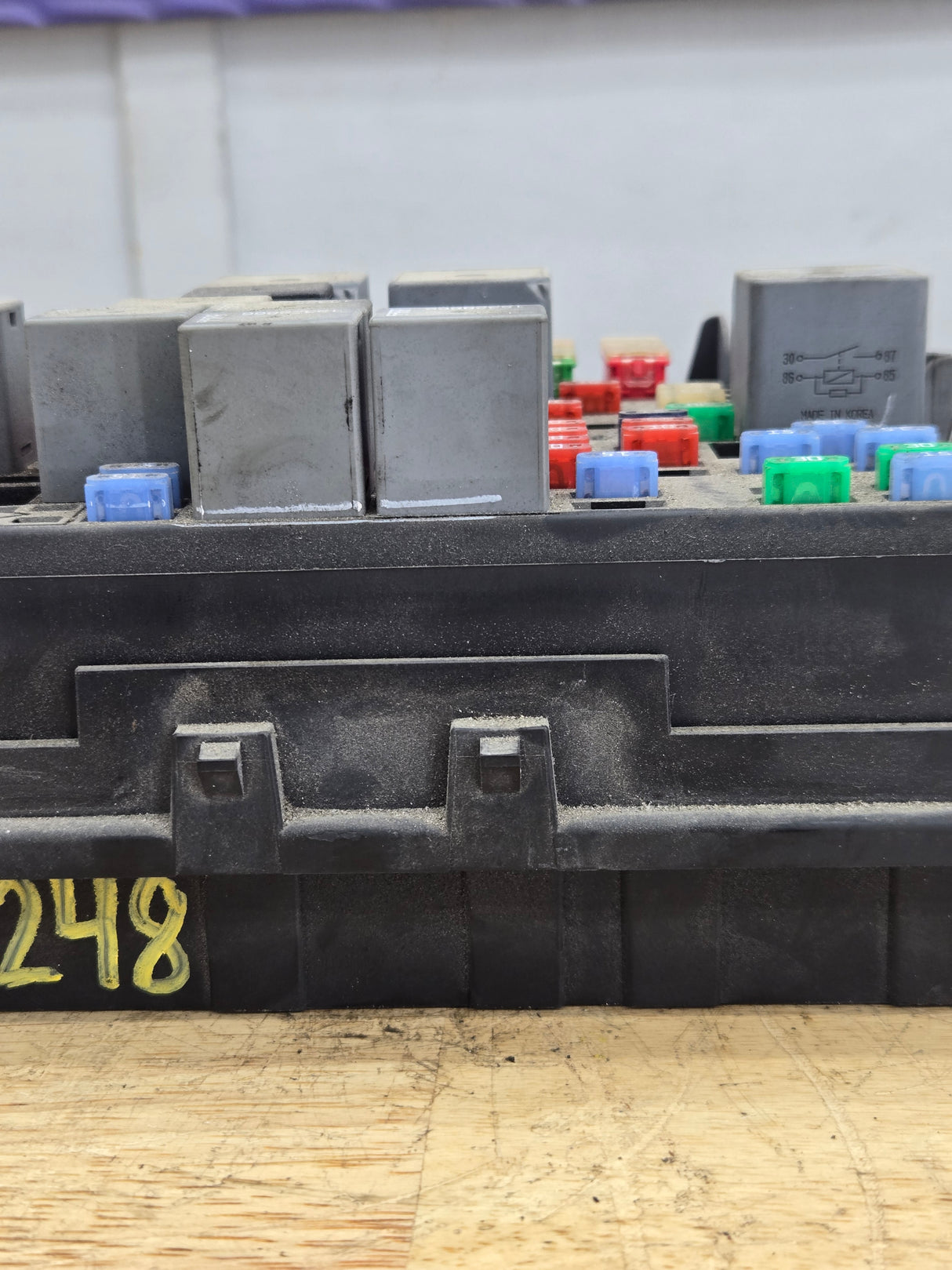 2003-2006 Chevrolet Silverado / GMC Sierra 1500 Engine Bay Fuse Box