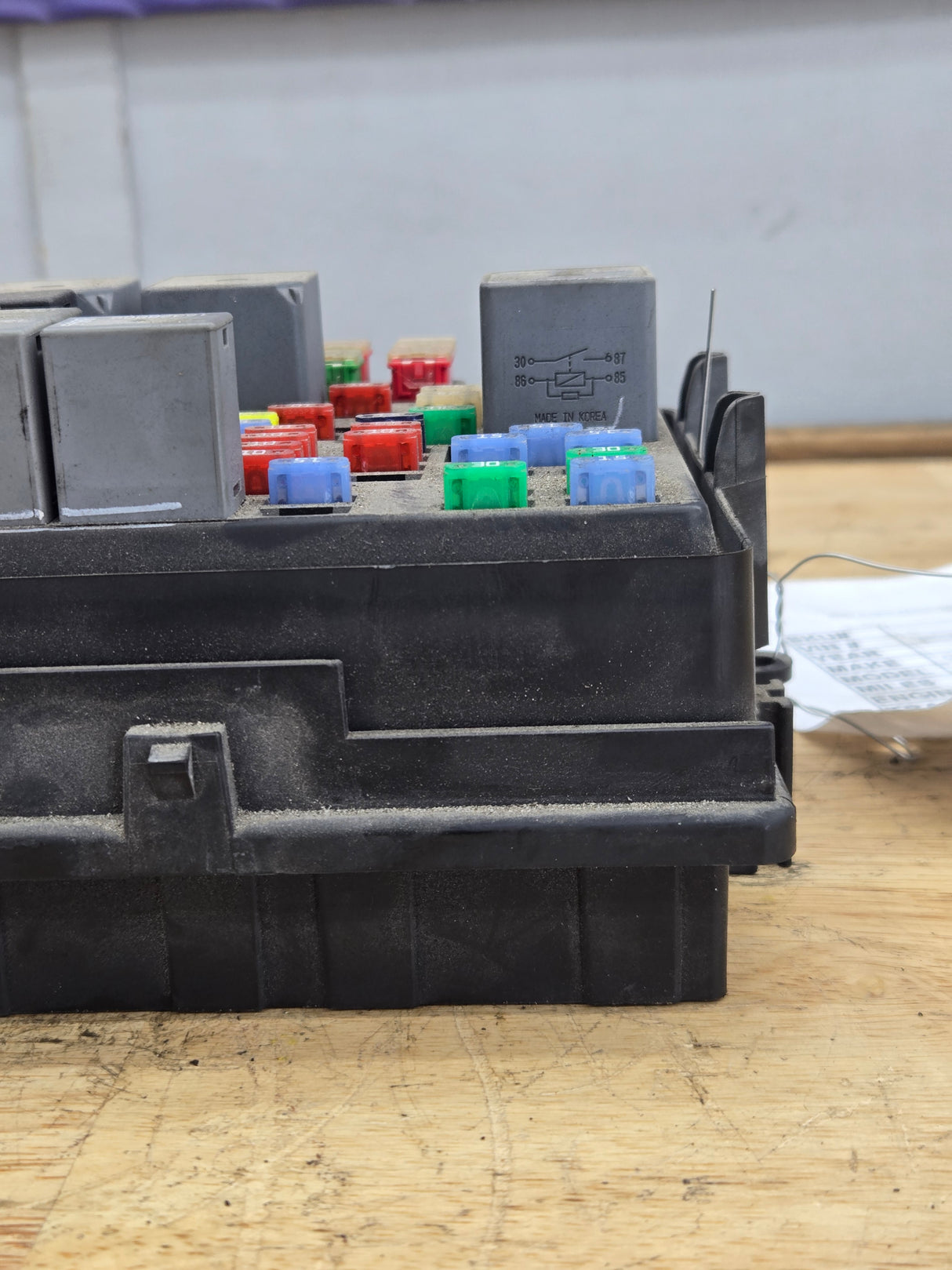 2003-2006 Chevrolet Silverado / GMC Sierra 1500 Engine Bay Fuse Box