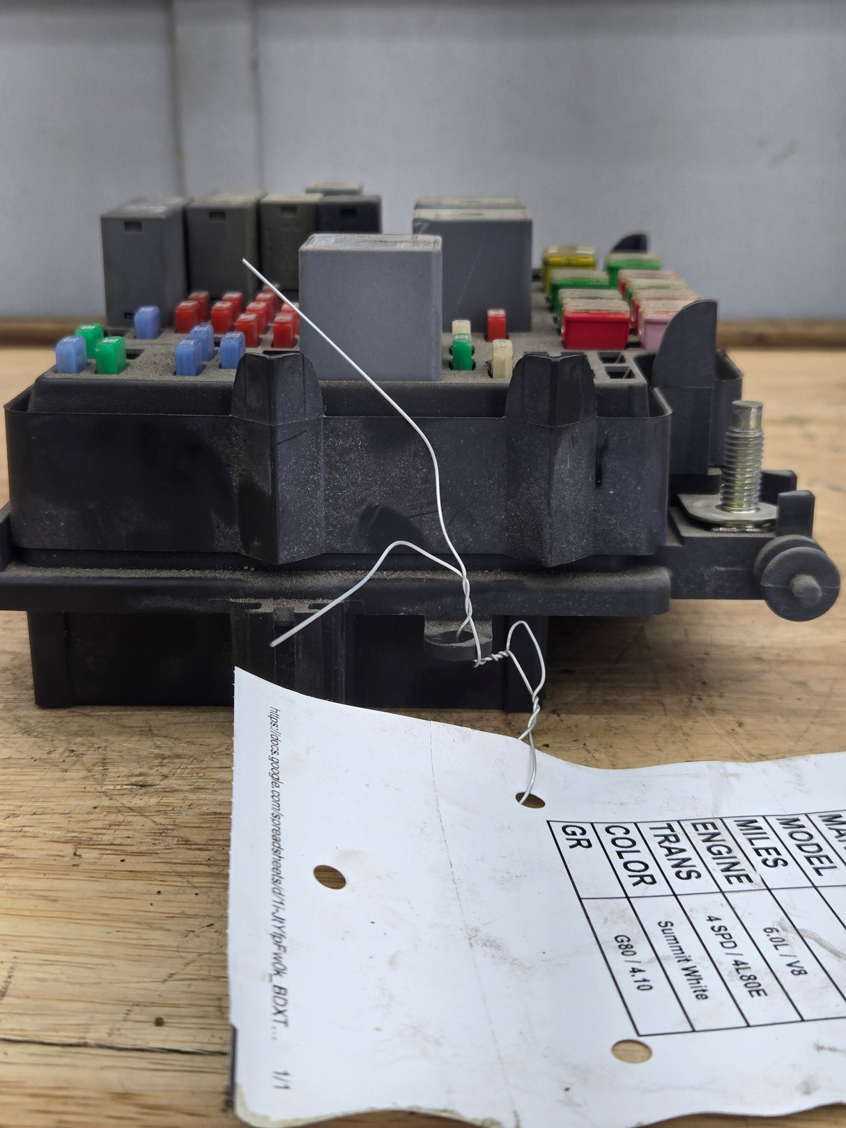 2003-2006 Chevrolet Silverado / GMC Sierra 1500 Engine Bay Fuse Box
