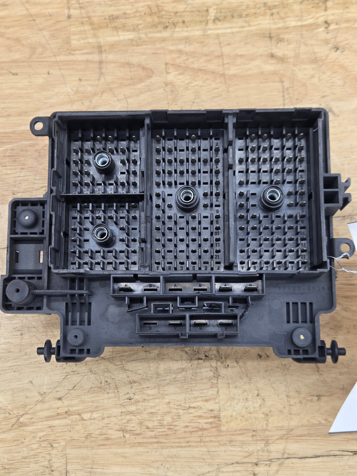 2003-2006 Chevrolet Silverado / GMC Sierra 1500 Engine Bay Fuse Box
