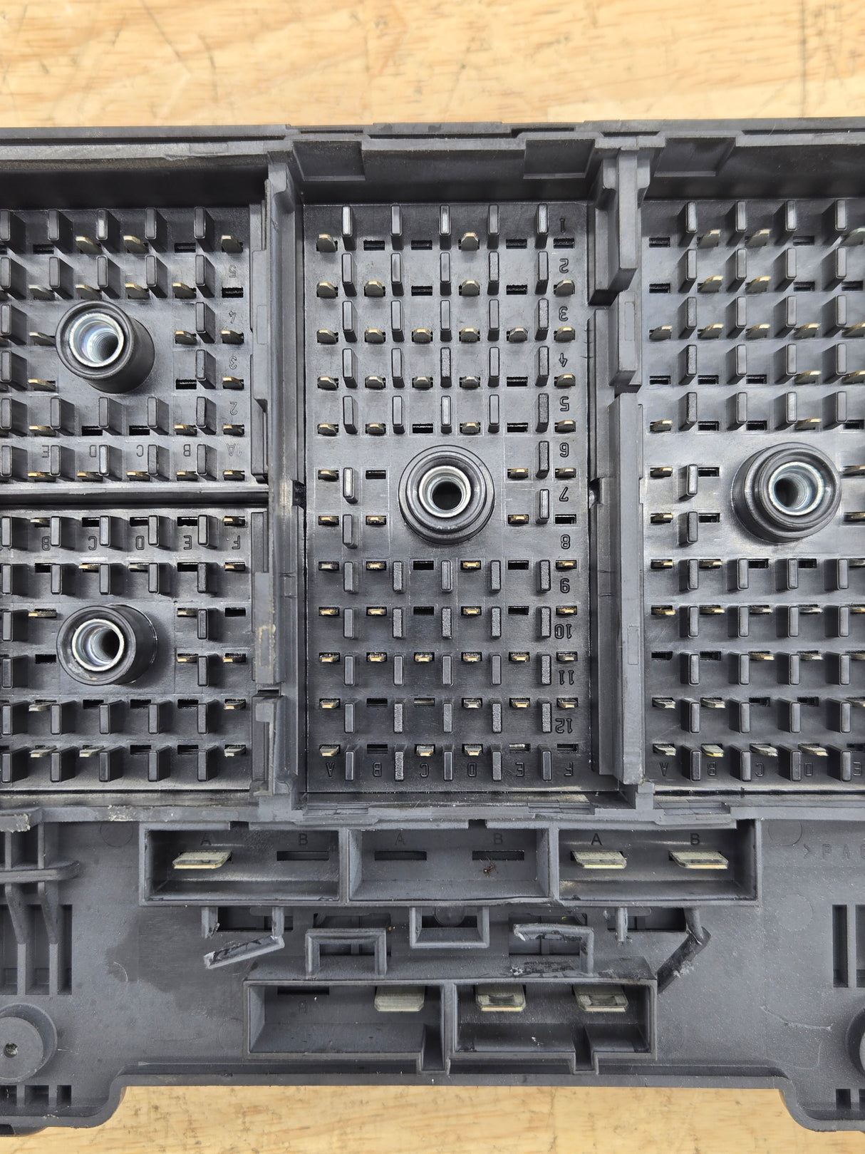 2003-2006 Chevrolet Silverado / GMC Sierra 1500 Engine Bay Fuse Box