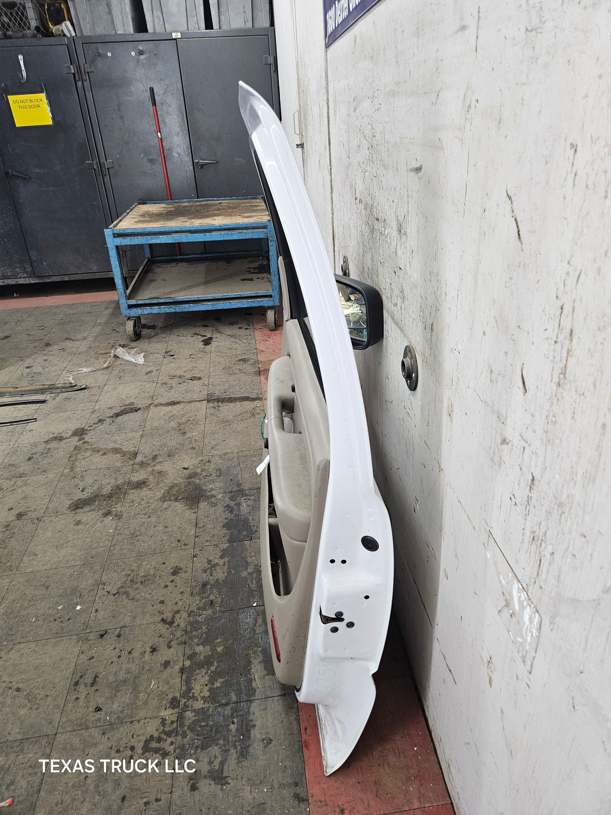 1999-2006 Chevrolet Silverado / GMC Sierra 1500 2500 3500 HD Front Passenger side Door RH