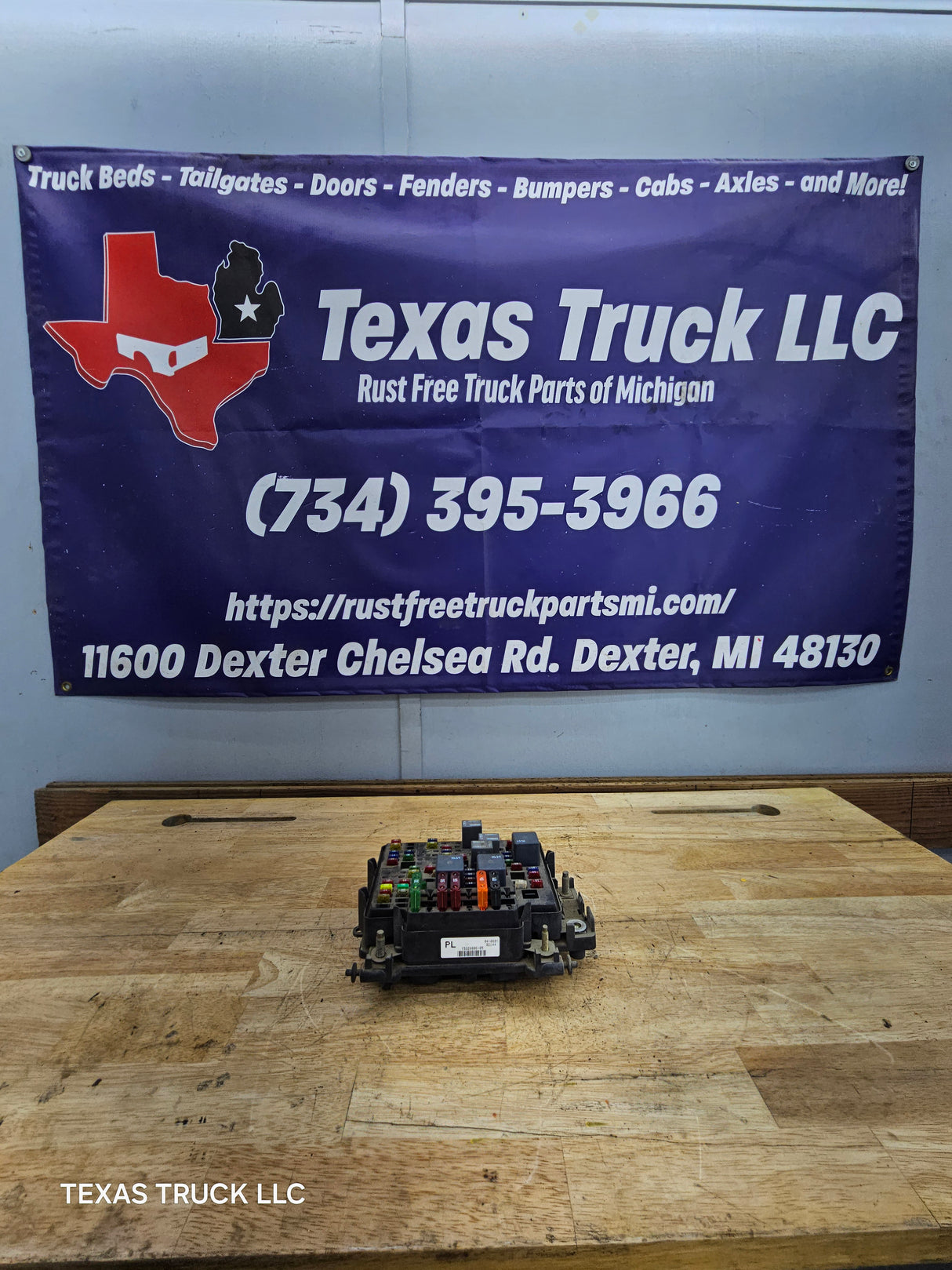 1999-2002 Chevrolet Silverado / GMC Sierra 1500 Engine Bay Fuse Box