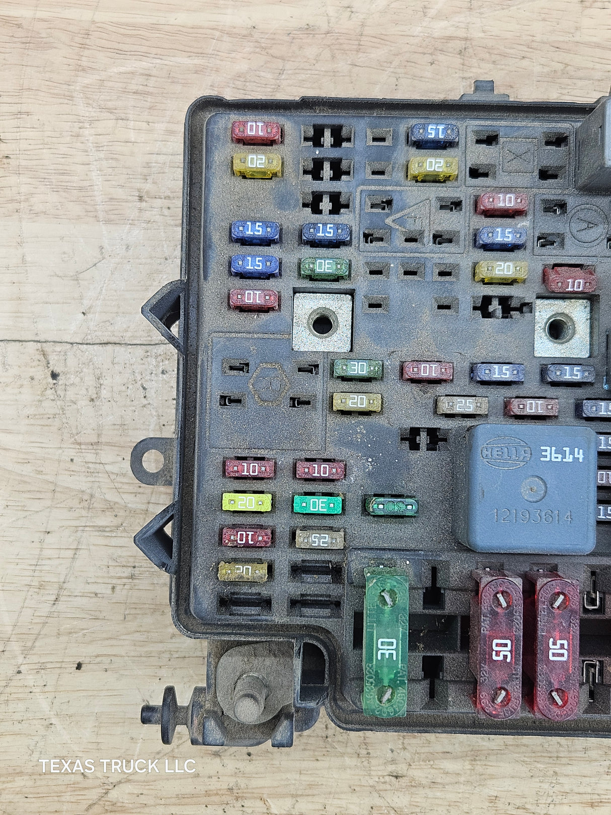 1999-2002 Chevrolet Silverado / GMC Sierra 1500 Engine Bay Fuse Box