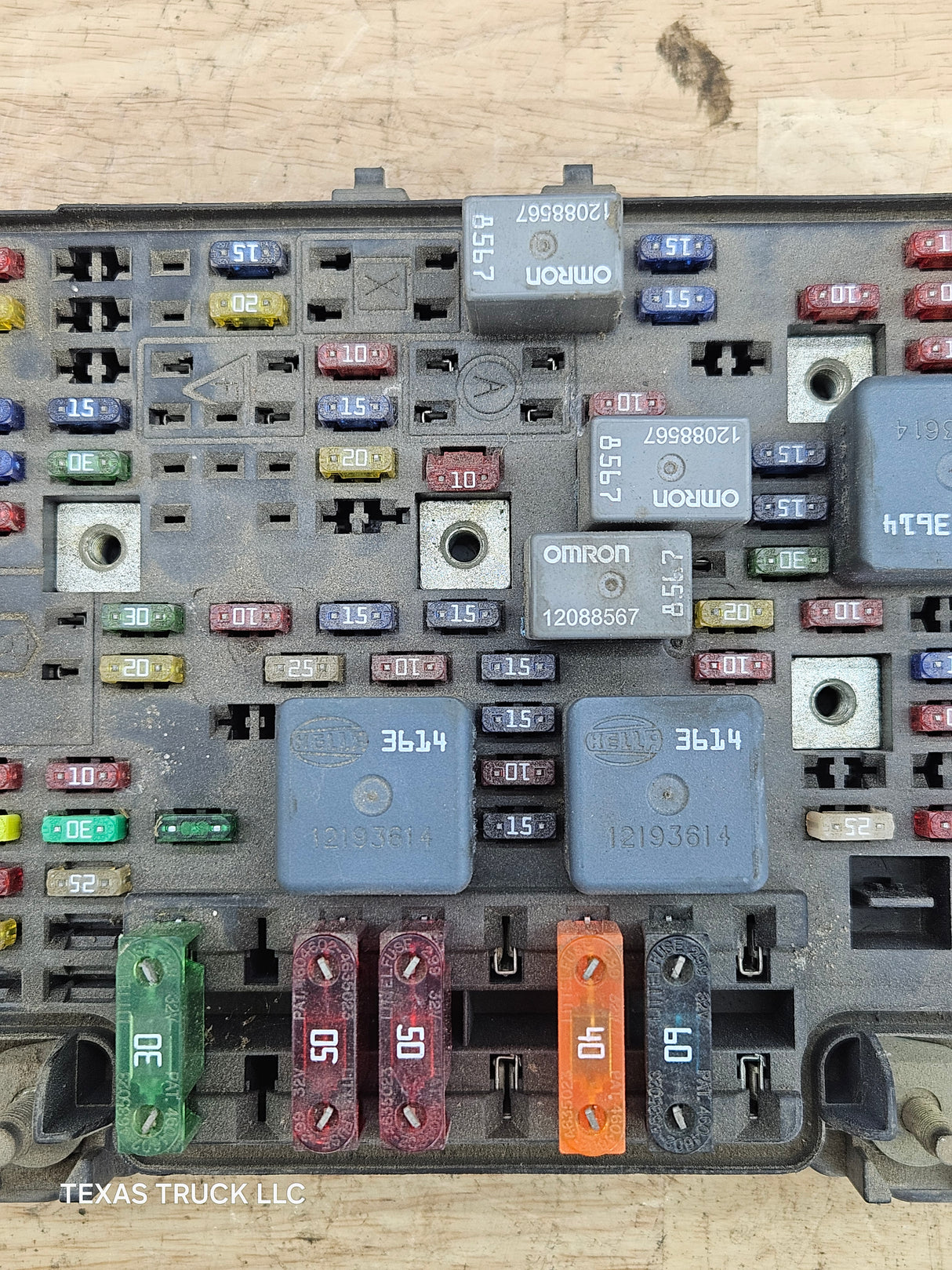 1999-2002 Chevrolet Silverado / GMC Sierra 1500 Engine Bay Fuse Box