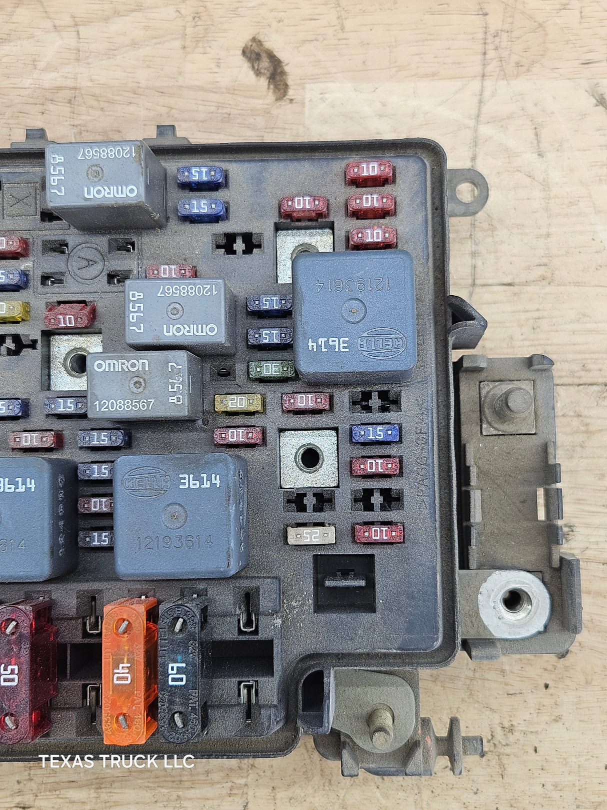 1999-2002 Chevrolet Silverado / GMC Sierra 1500 Engine Bay Fuse Box