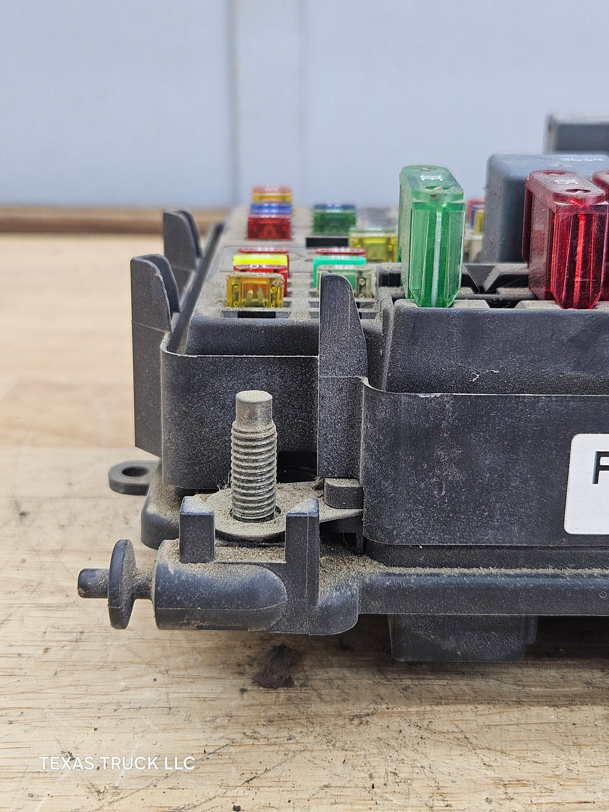 1999-2002 Chevrolet Silverado / GMC Sierra 1500 Engine Bay Fuse Box