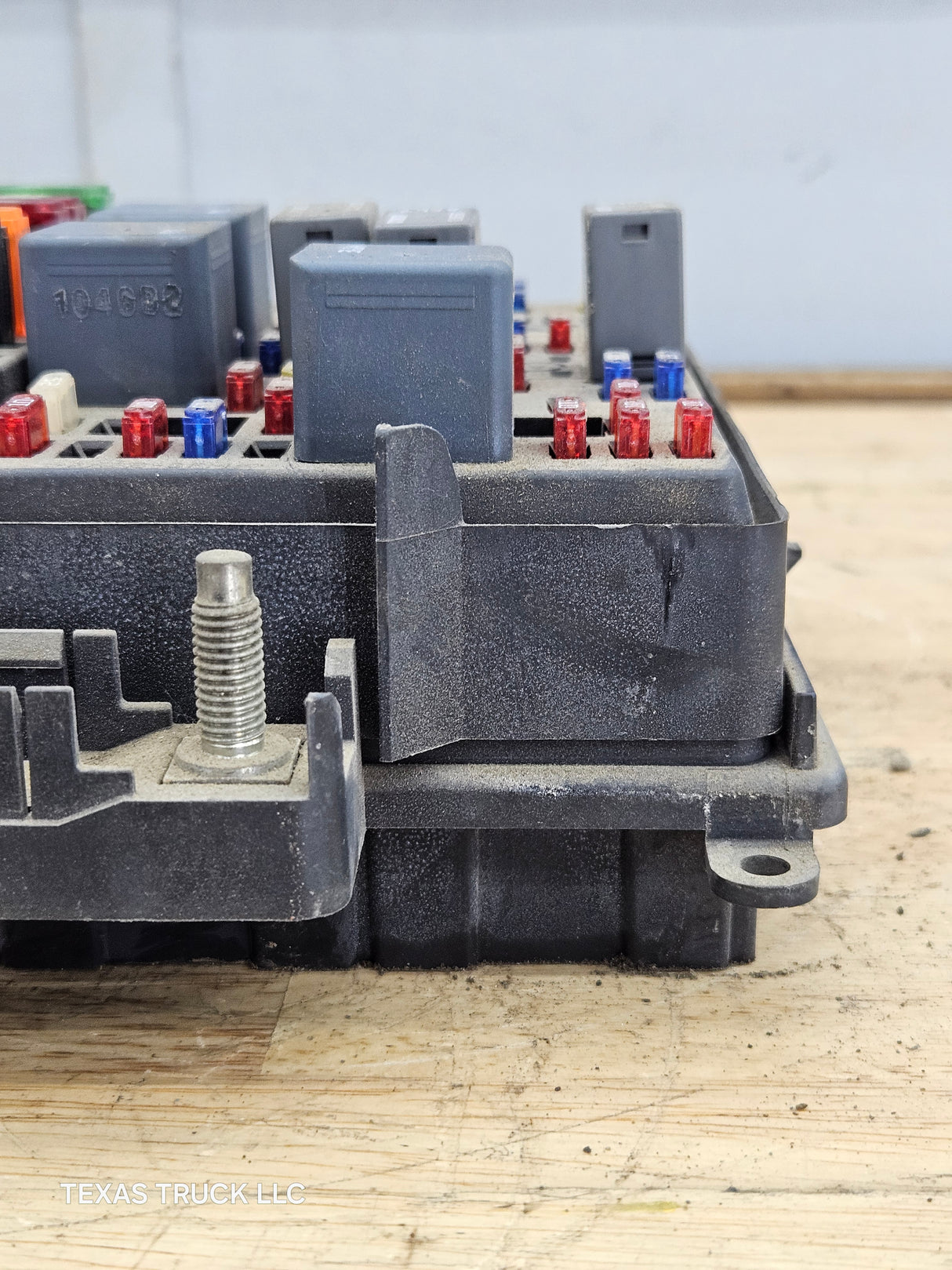 1999-2002 Chevrolet Silverado / GMC Sierra 1500 Engine Bay Fuse Box