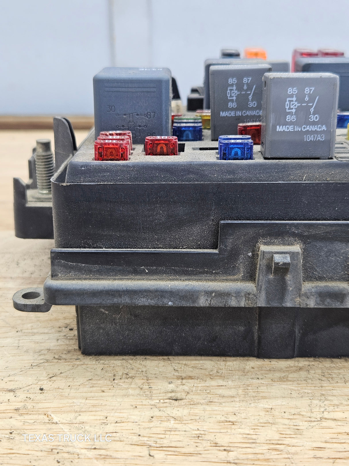 1999-2002 Chevrolet Silverado / GMC Sierra 1500 Engine Bay Fuse Box