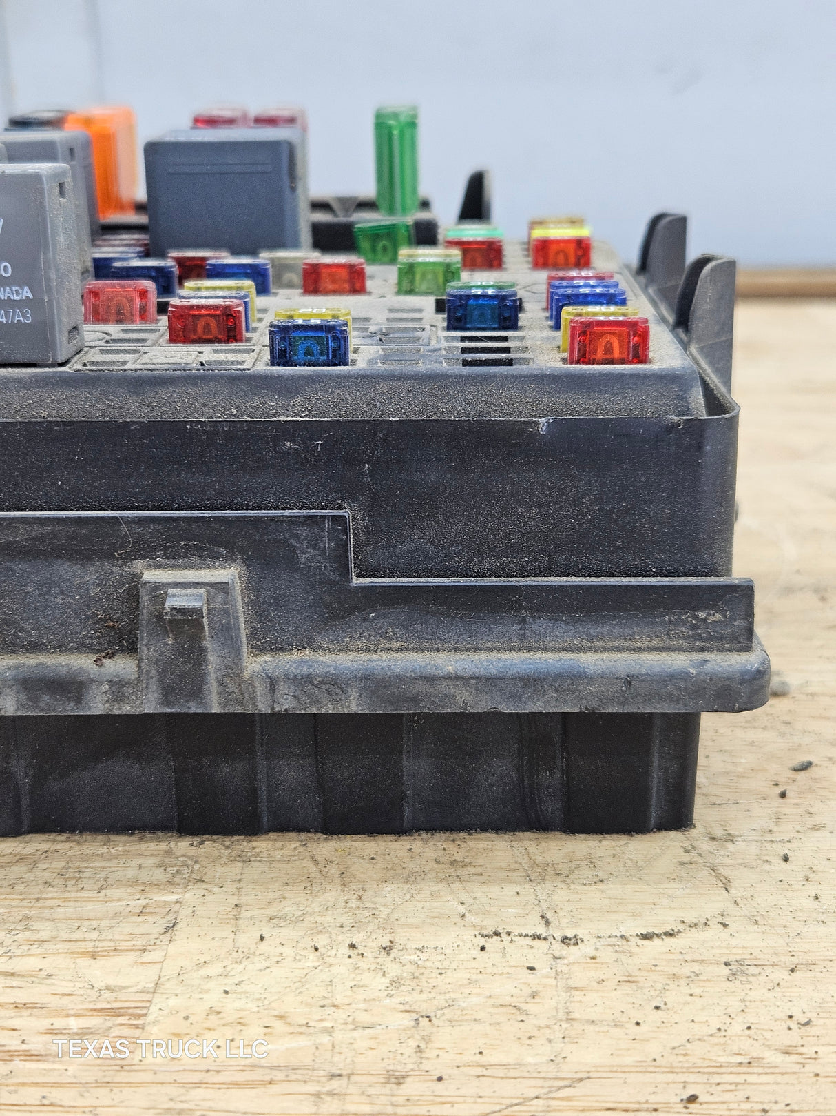 1999-2002 Chevrolet Silverado / GMC Sierra 1500 Engine Bay Fuse Box