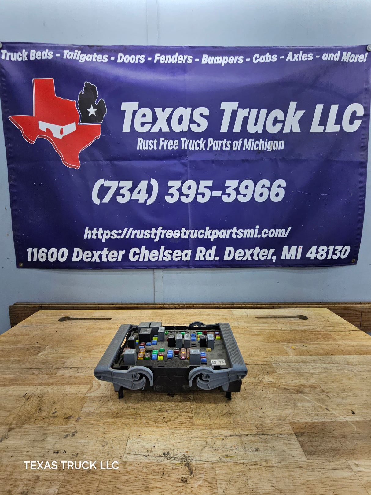 2007-2009 Chevrolet Silverado / GMC Sierra 1500 2500 3500 Engine Bay Fuse Box