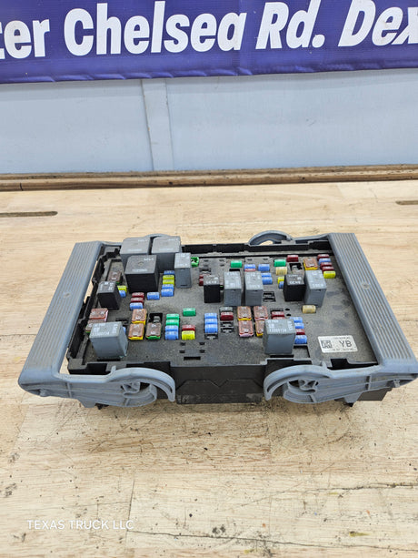 2007-2009 Chevrolet Silverado / GMC Sierra 1500 2500 3500 Engine Bay Fuse Box